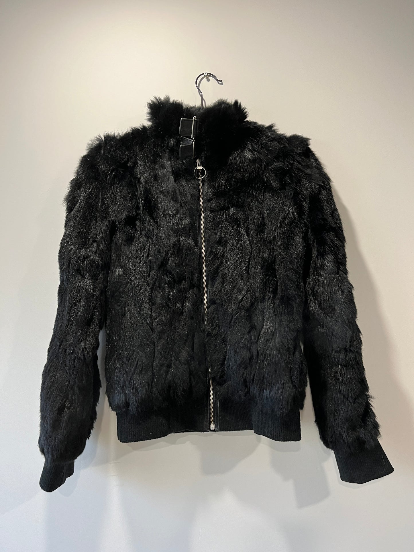 Veste courte en fourrure noire