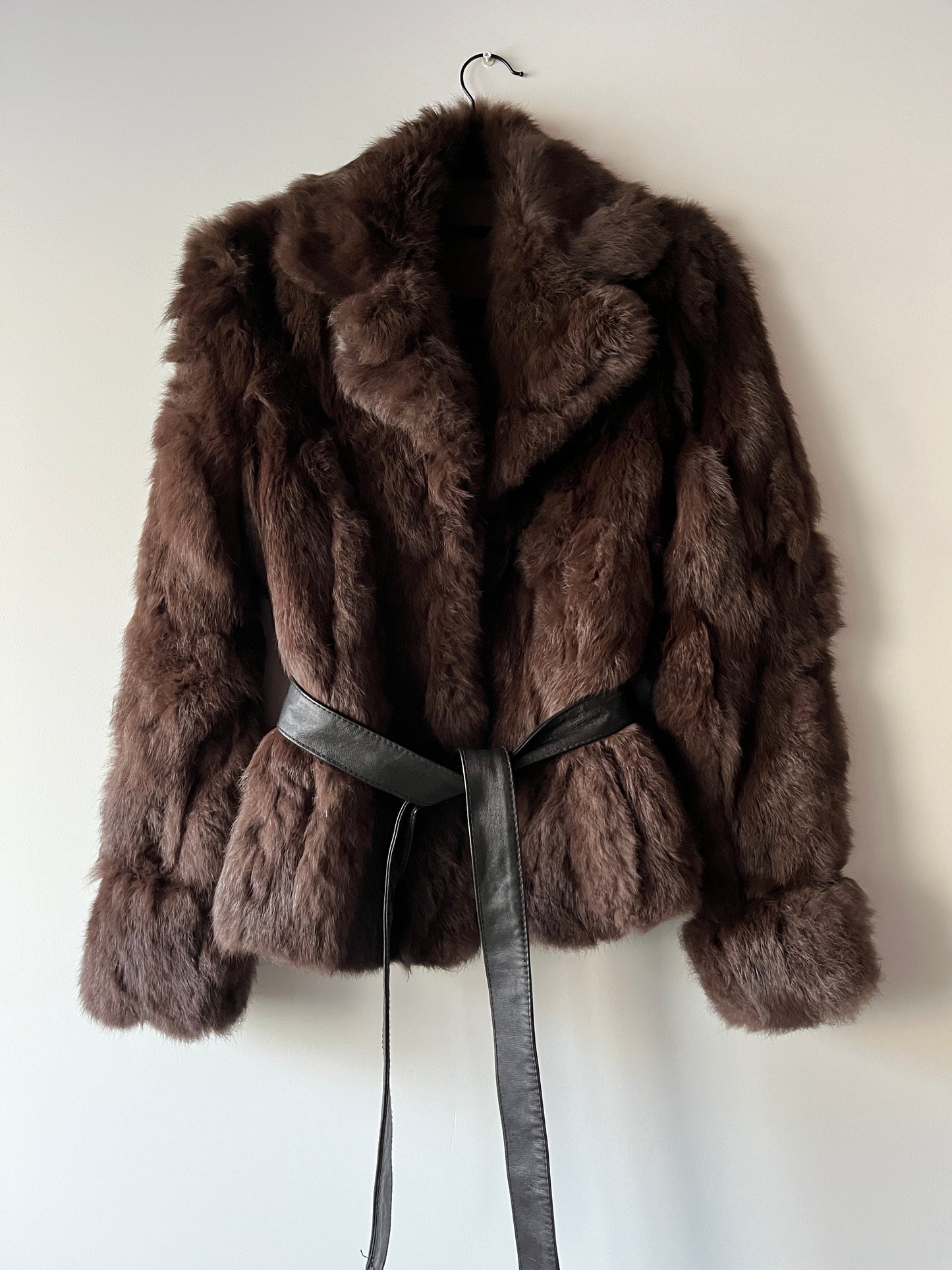 Manteau en fourrure marron ceinturé