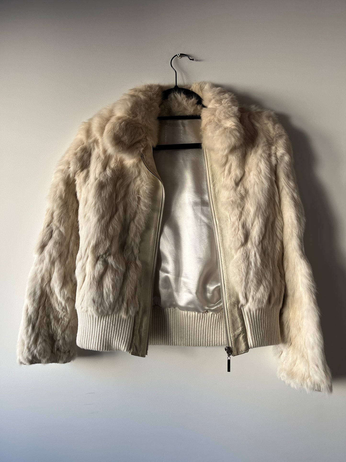 Veste courte en fourrure crème