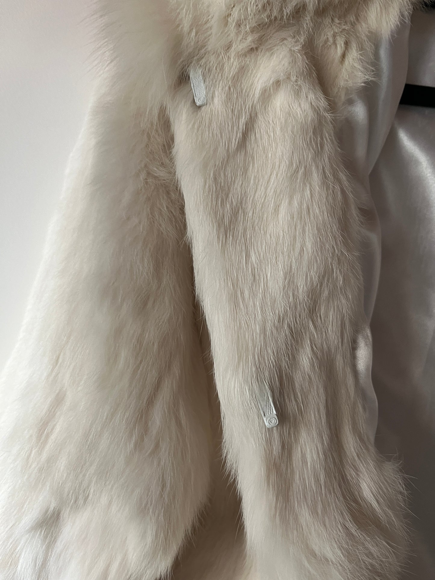 Veste à capuche courte en fourrure blanche