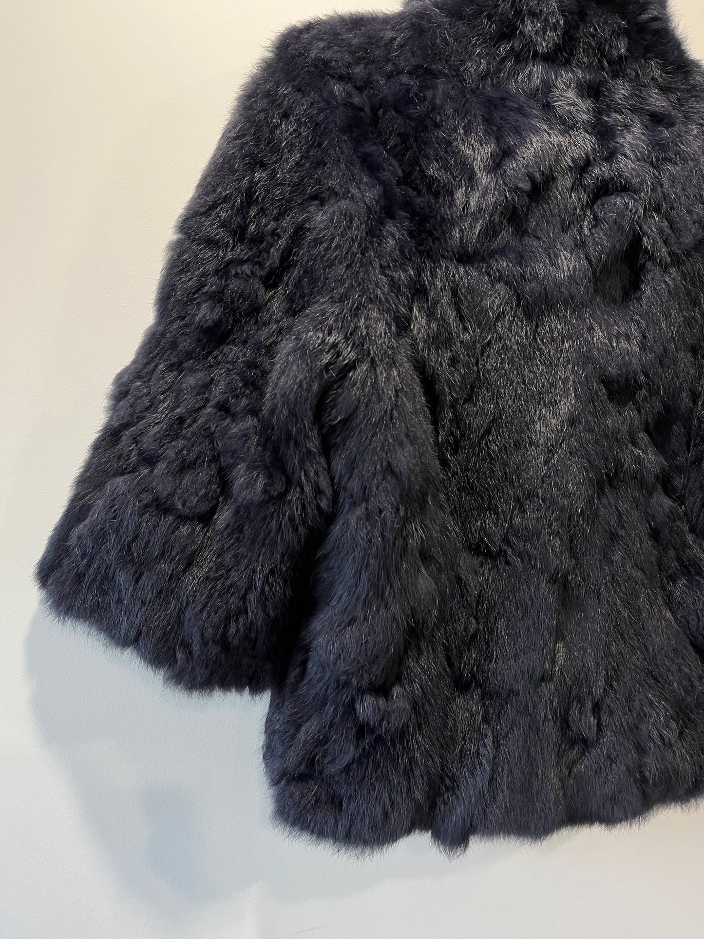 Veste en fourrure bleu nuit manches courtes
