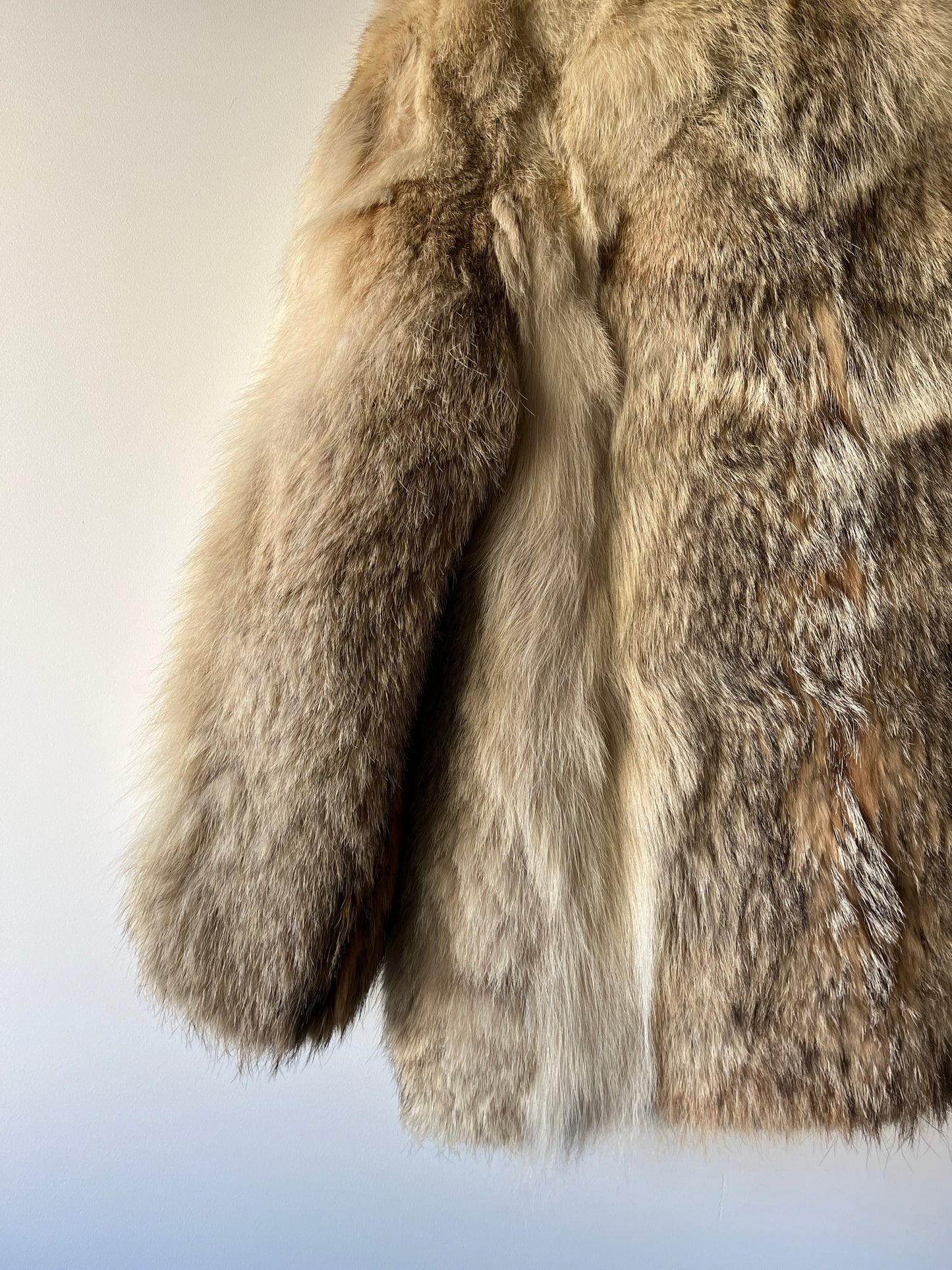 Manteau en fourrure beige et grise