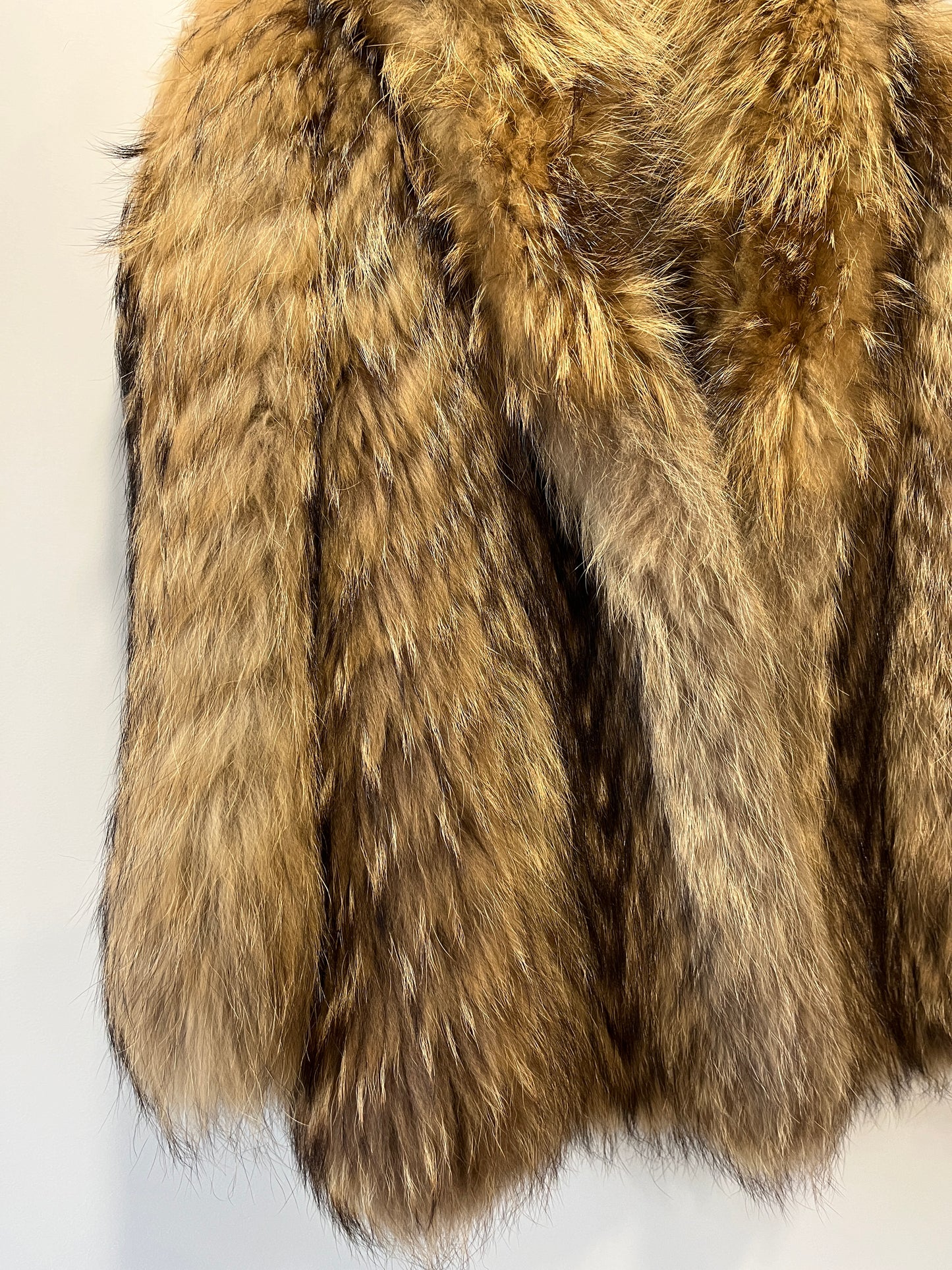 Manteau en fourrure fauve volumineuse