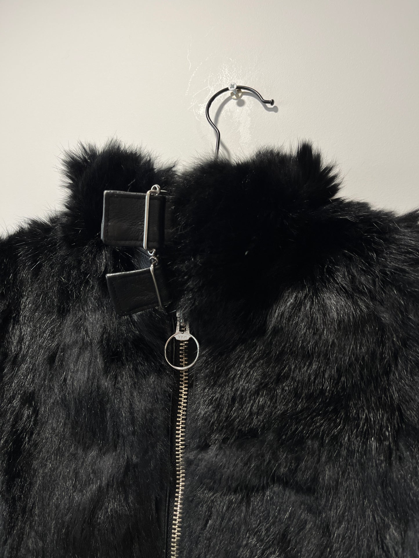 Veste courte en fourrure noire