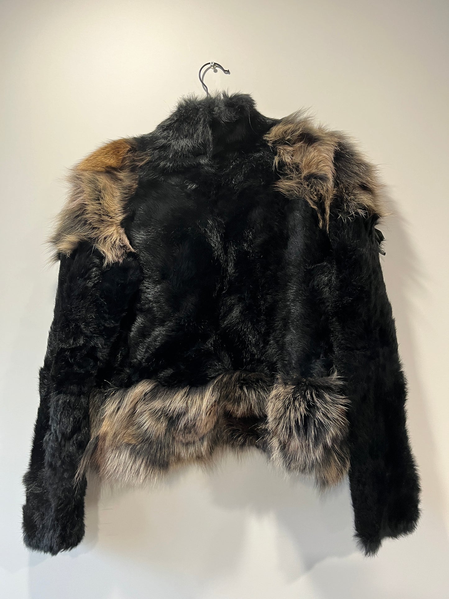 Manteau court en fourrure noir et marron