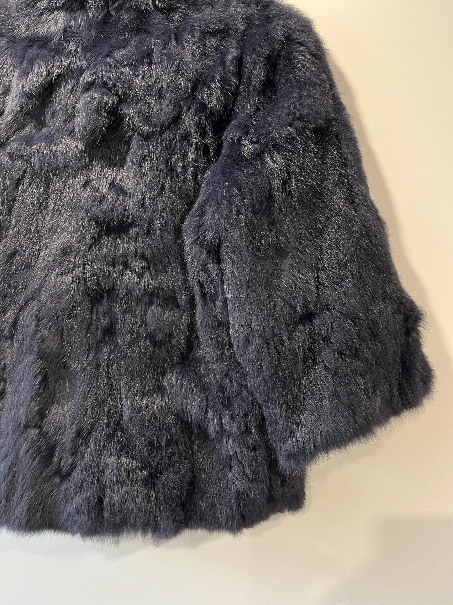Veste en fourrure bleu nuit manches courtes