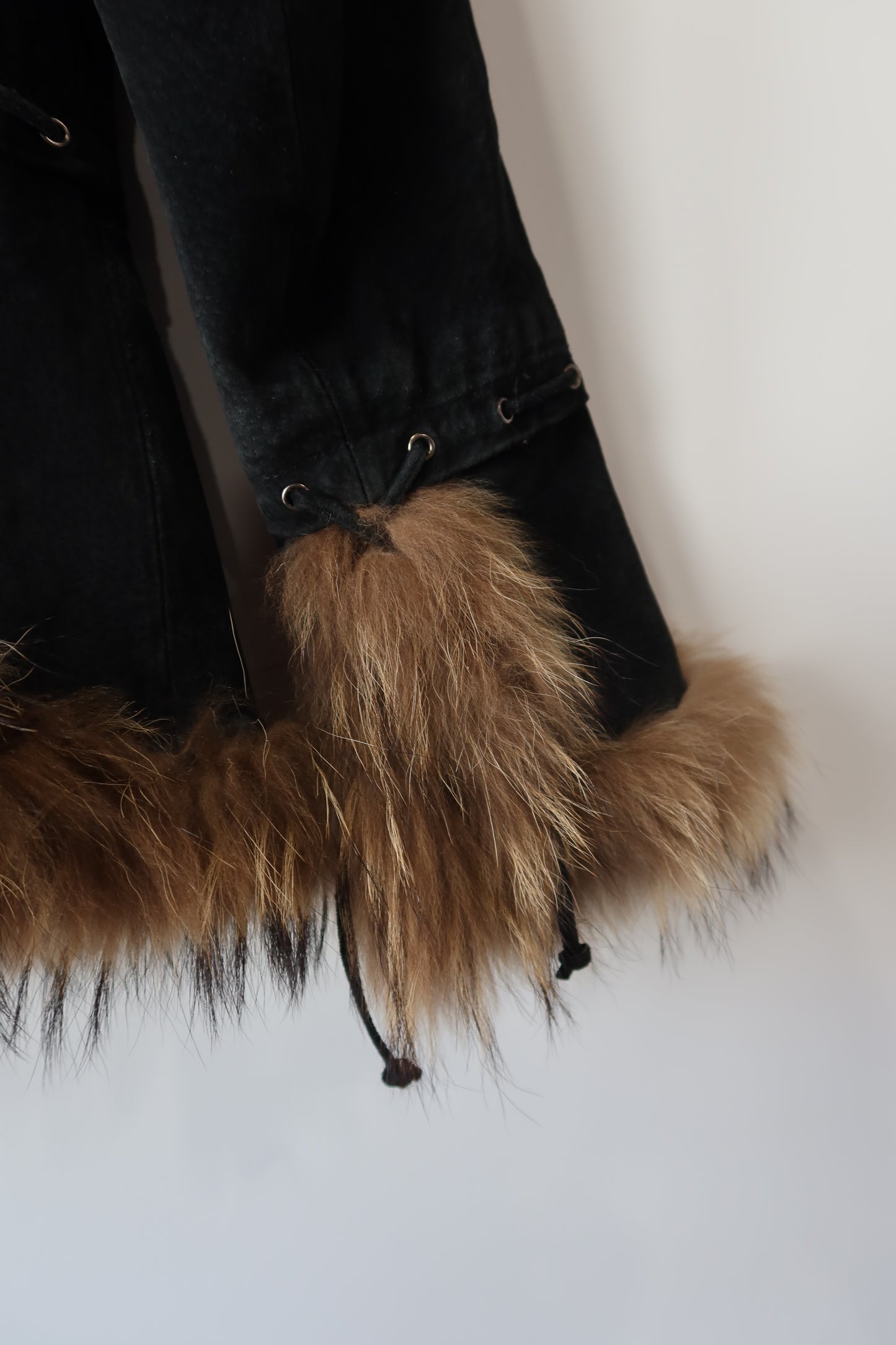 Veste en cuir noir avec bordures en fourrure