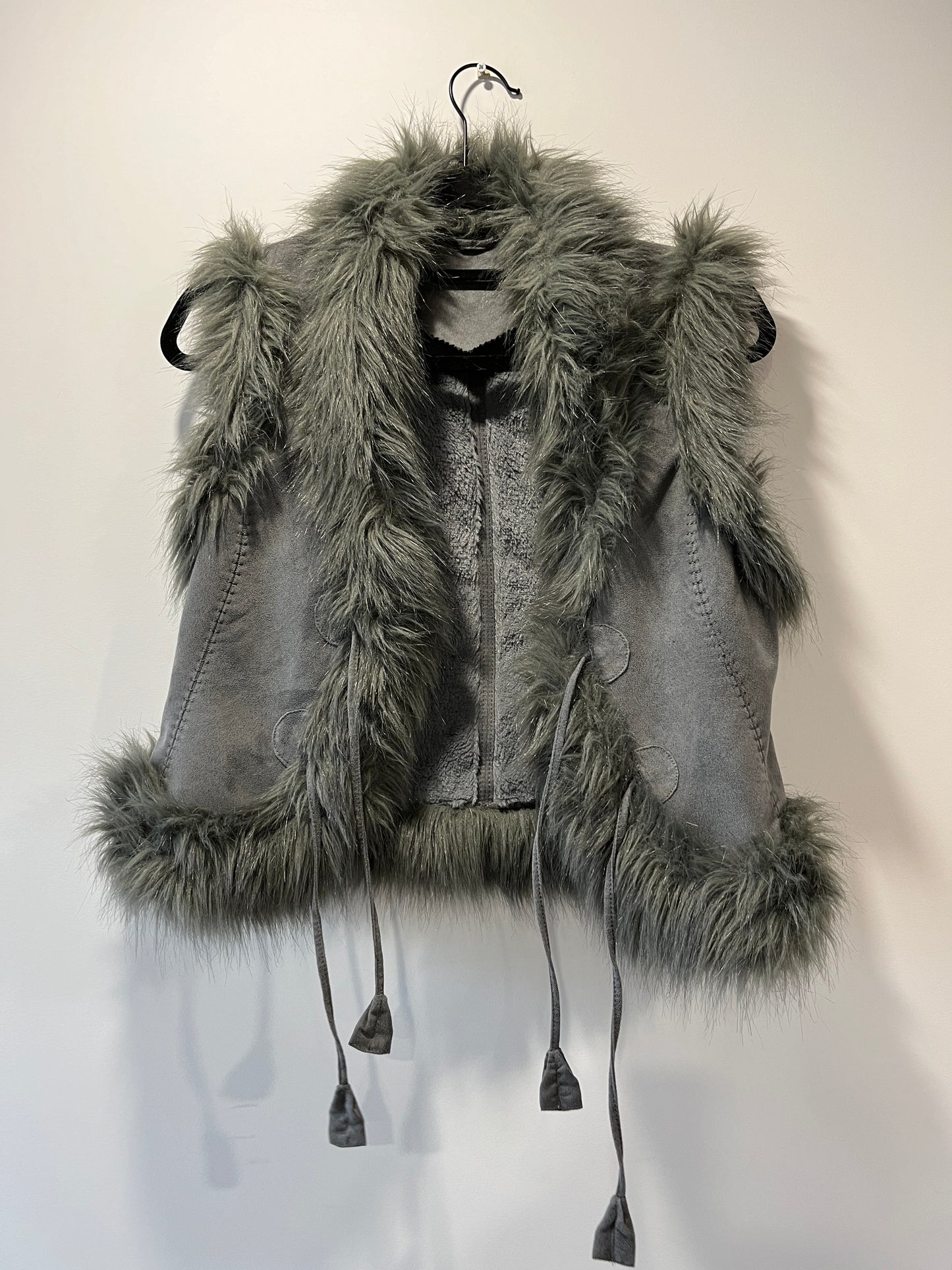 Gilet gris avec bordures en fausse fourrure