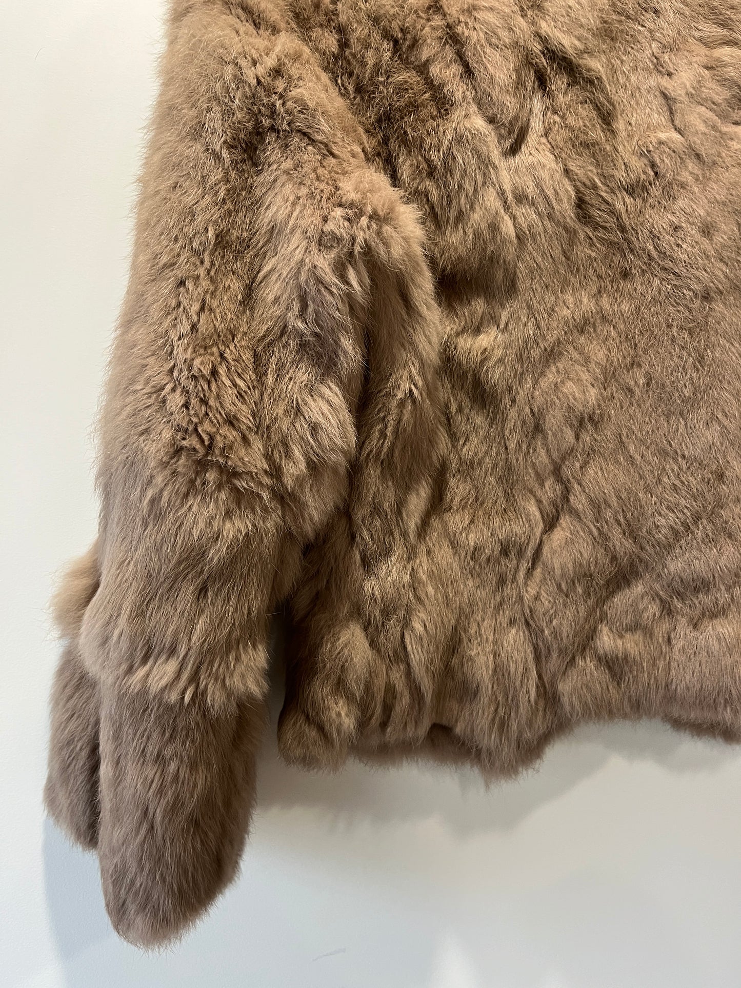 Veste courte en fourrure taupe
