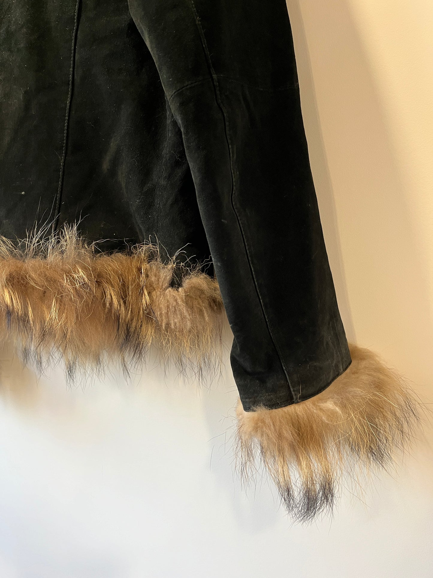 Veste en cuir noir avec bordures en fourrure