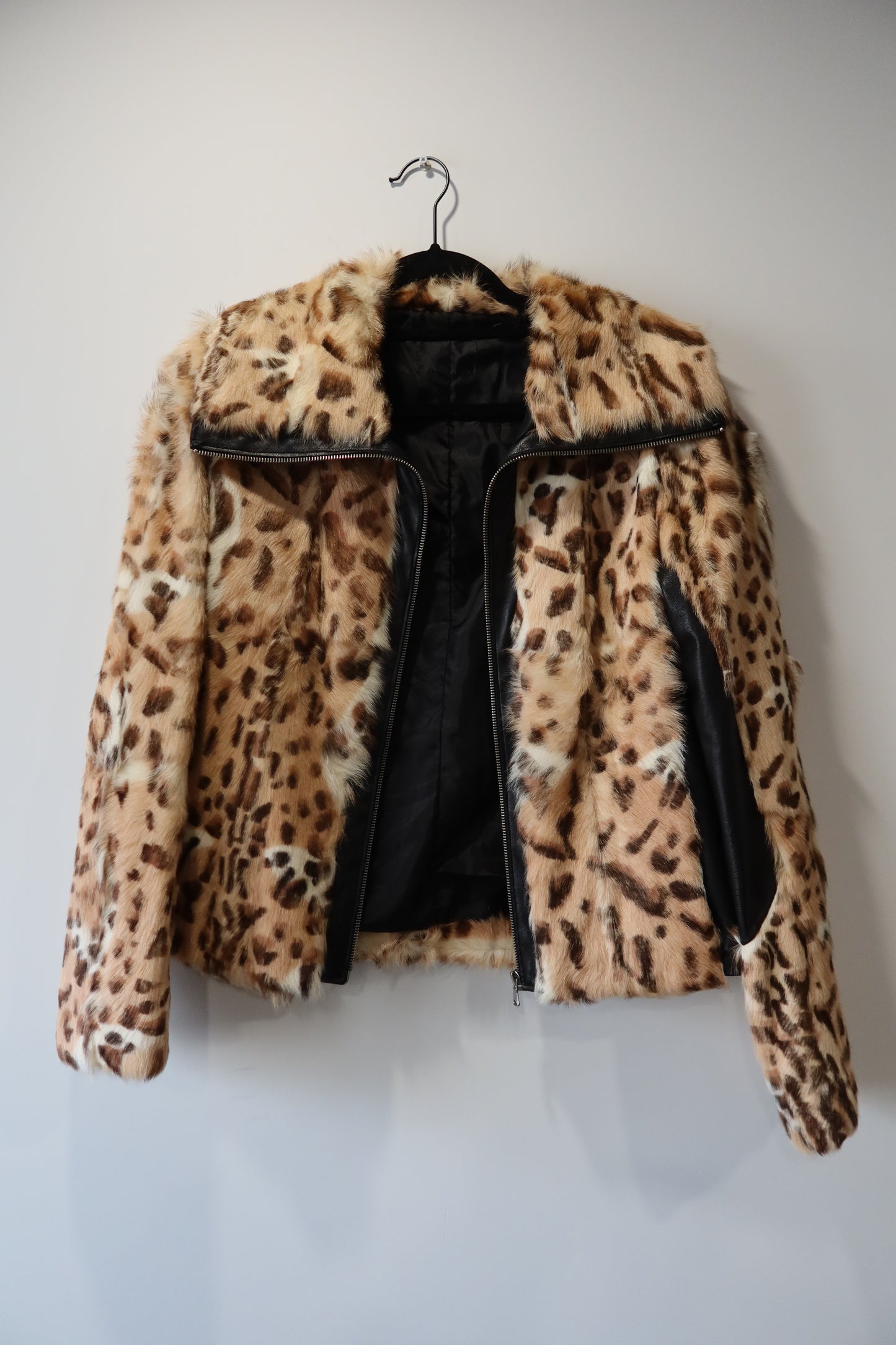Veste en cuir et fourrure imprimée léopard