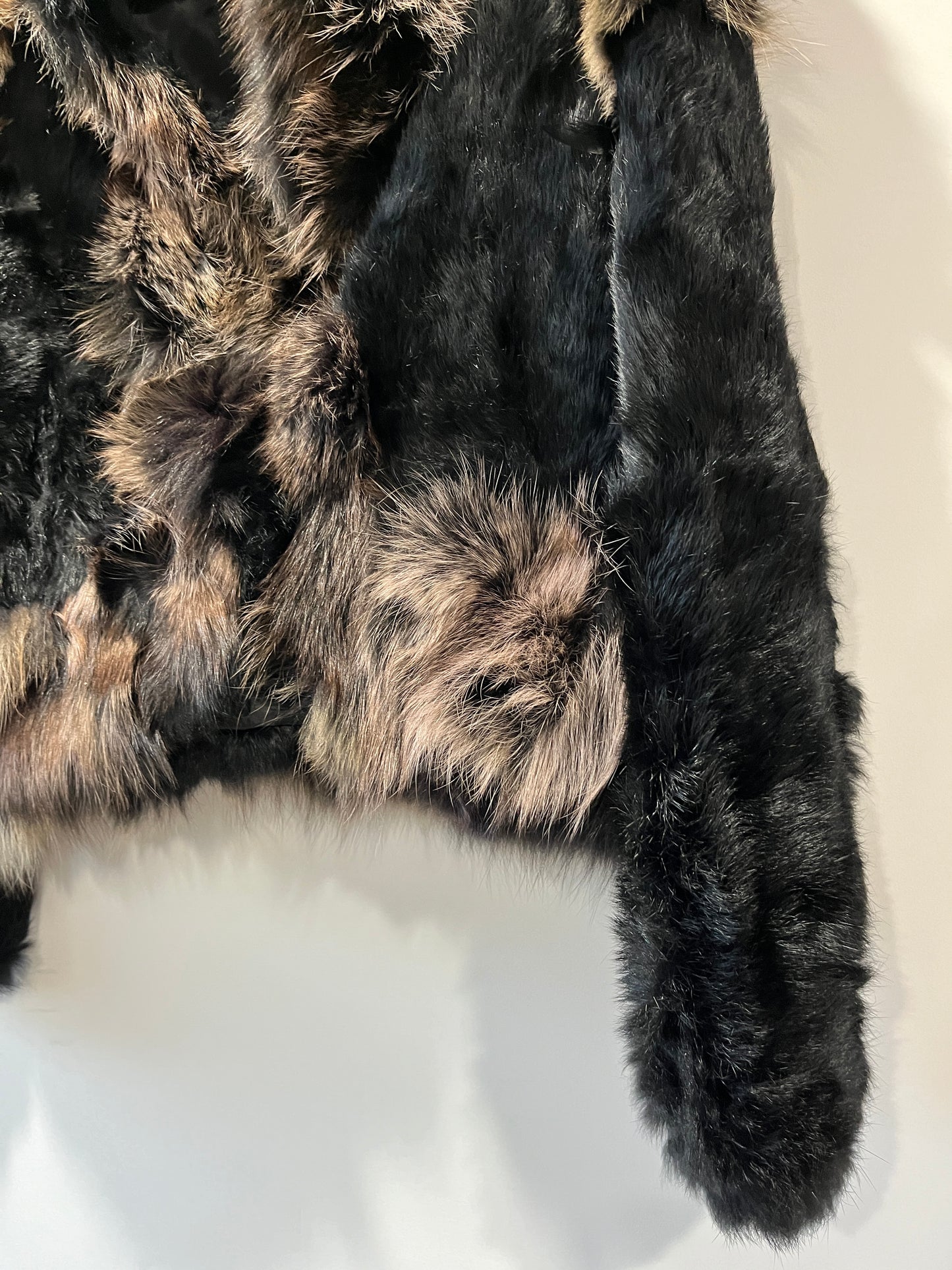 Manteau court en fourrure noir et marron