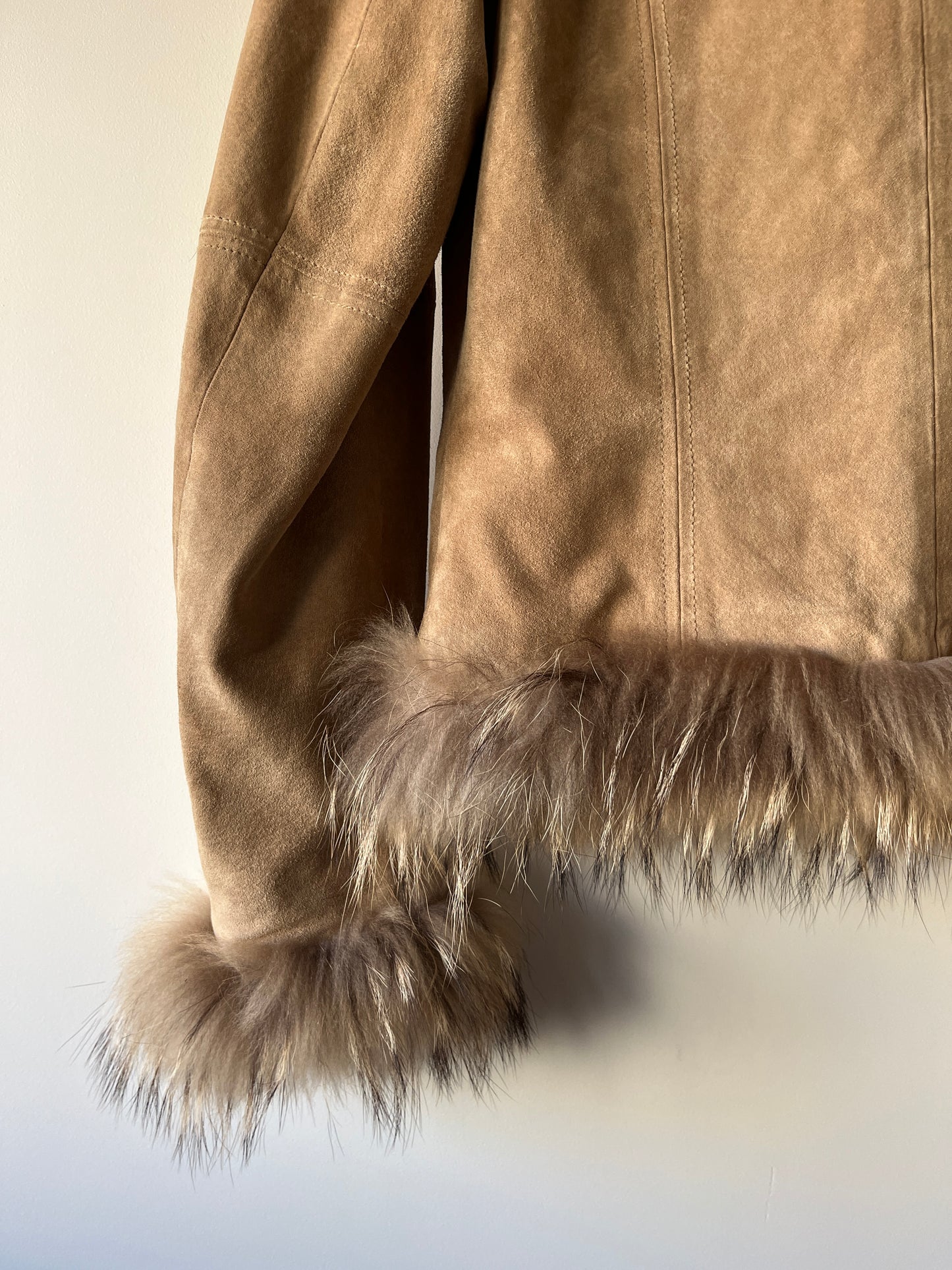 Veste en cuir avec bordures en fourrure beige