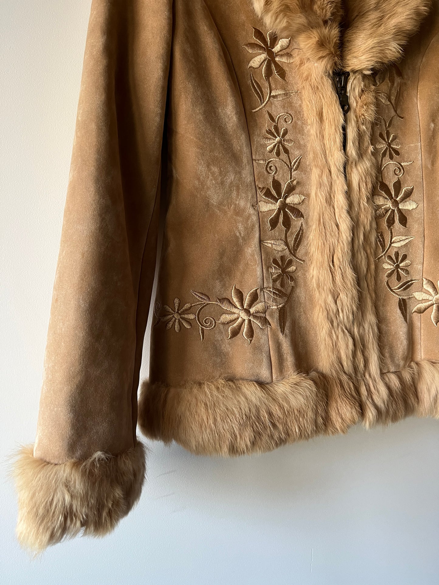 Veste en peau retournée beige et bordures en fourrure