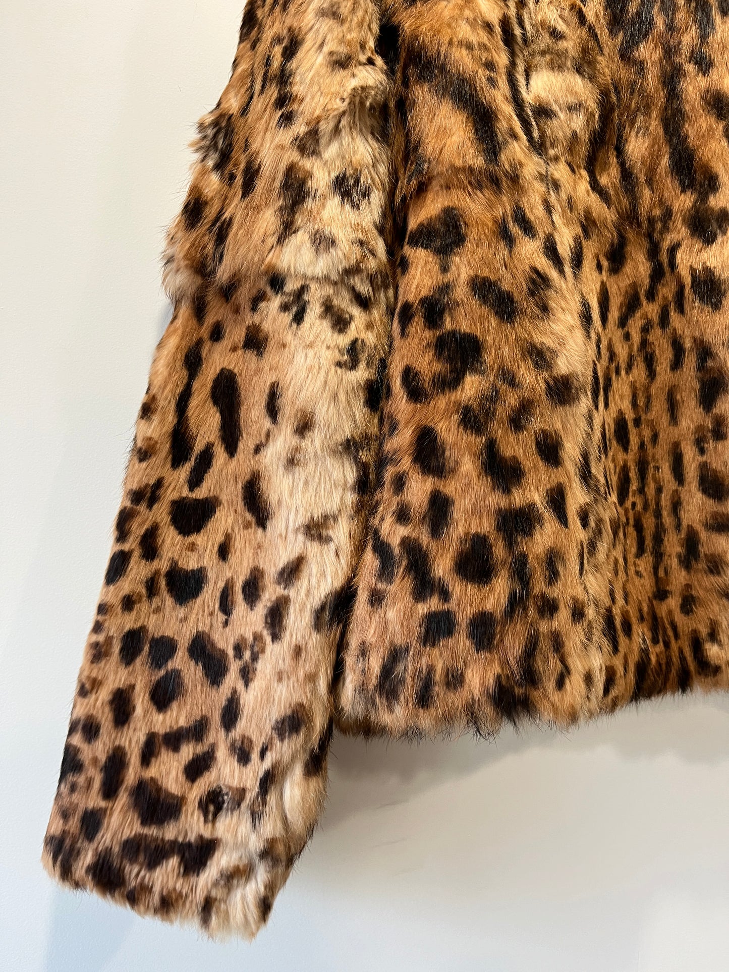 Veste en fourrure imprimée léopard
