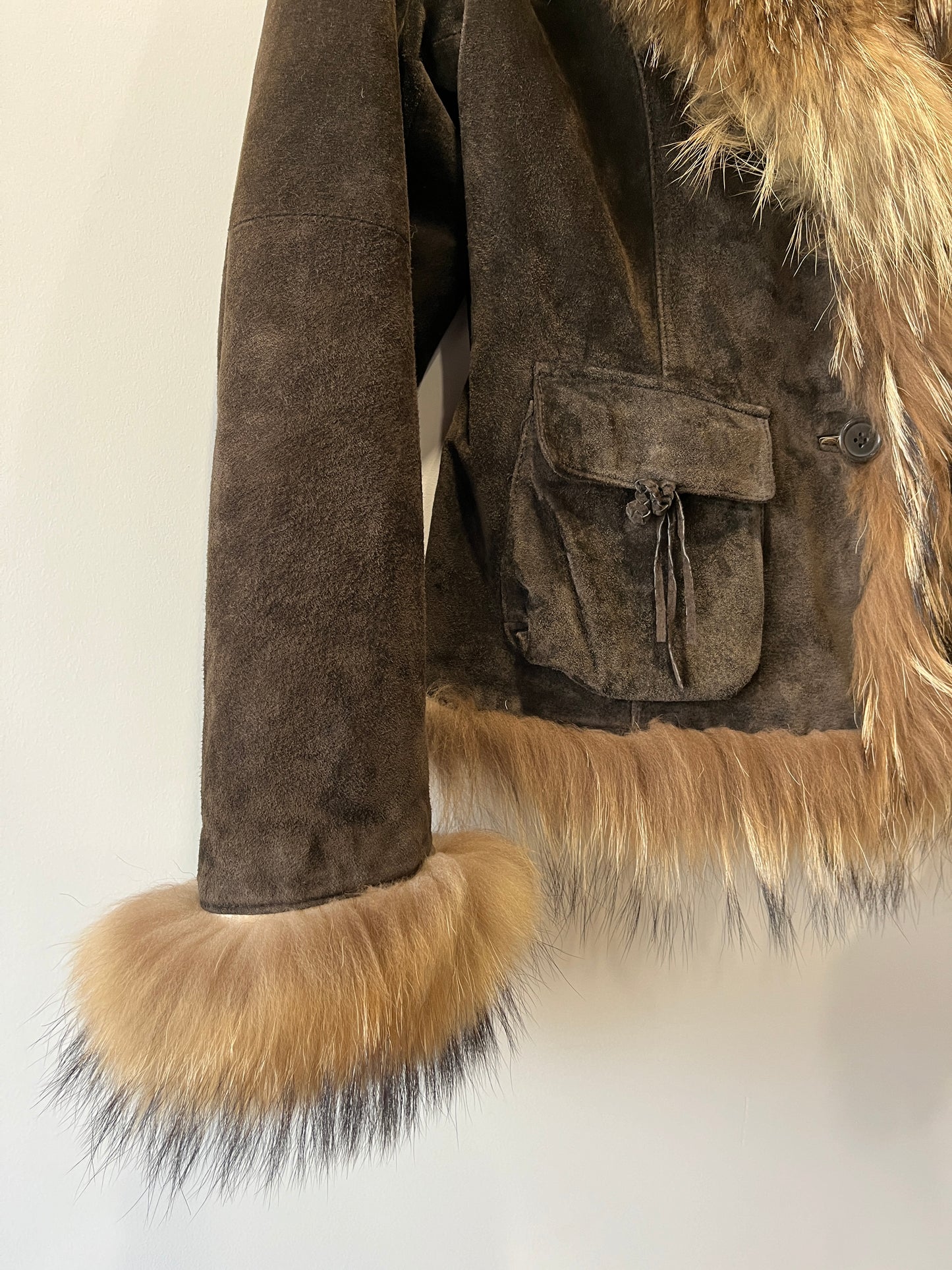 Veste en cuir avec bordures en fourrure