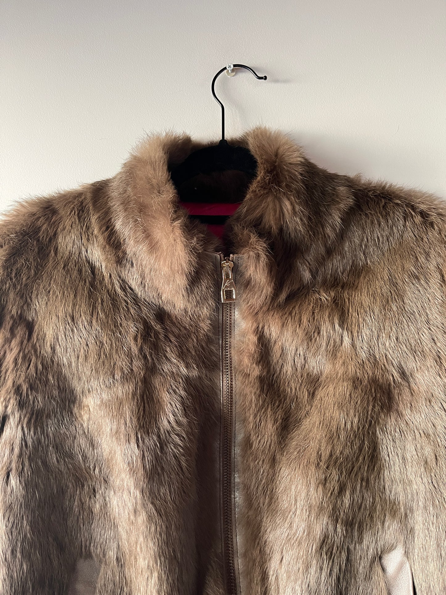 Veste courte en fourrure marron