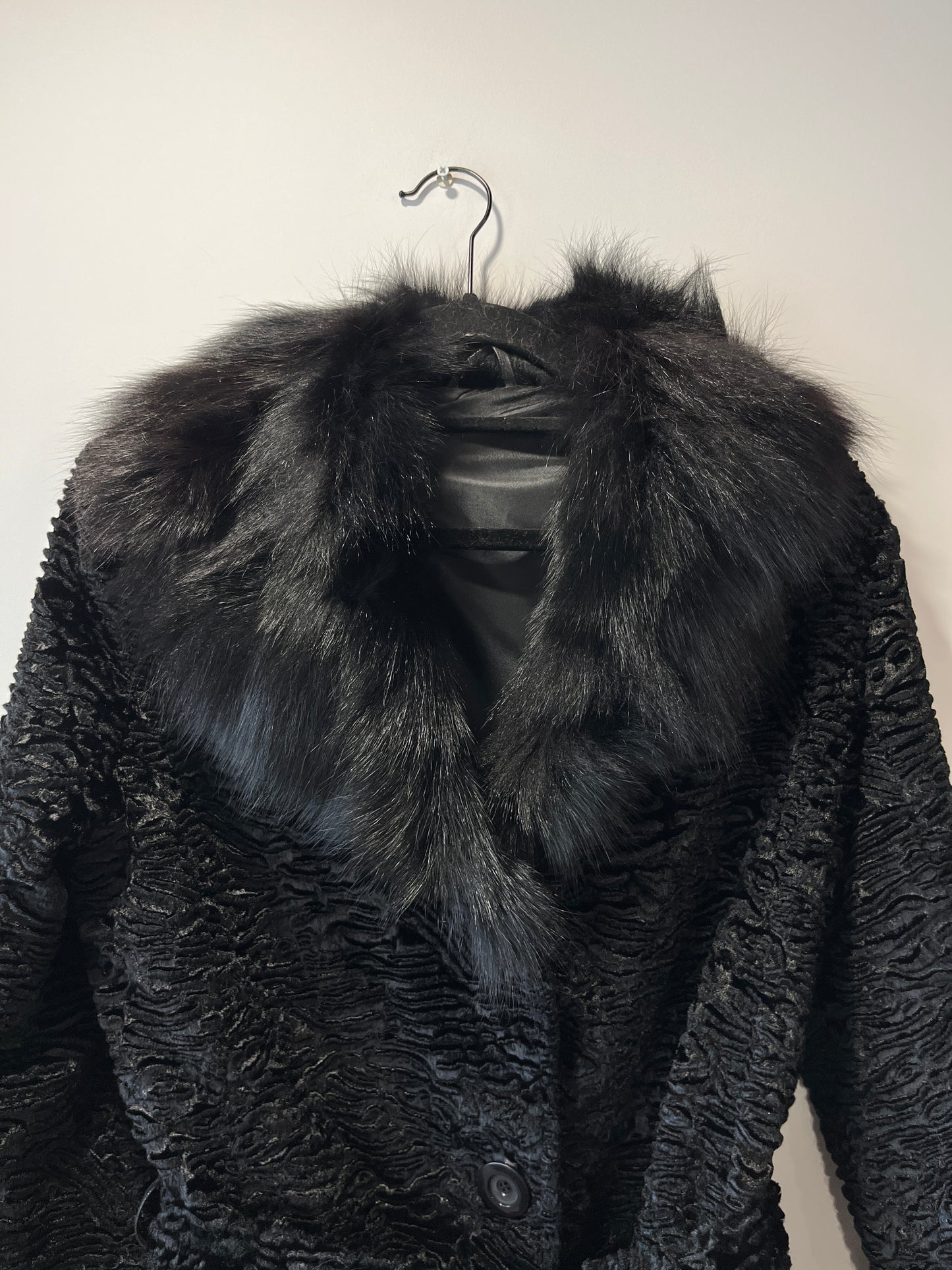 Veste noire avec bordures en fourrure
