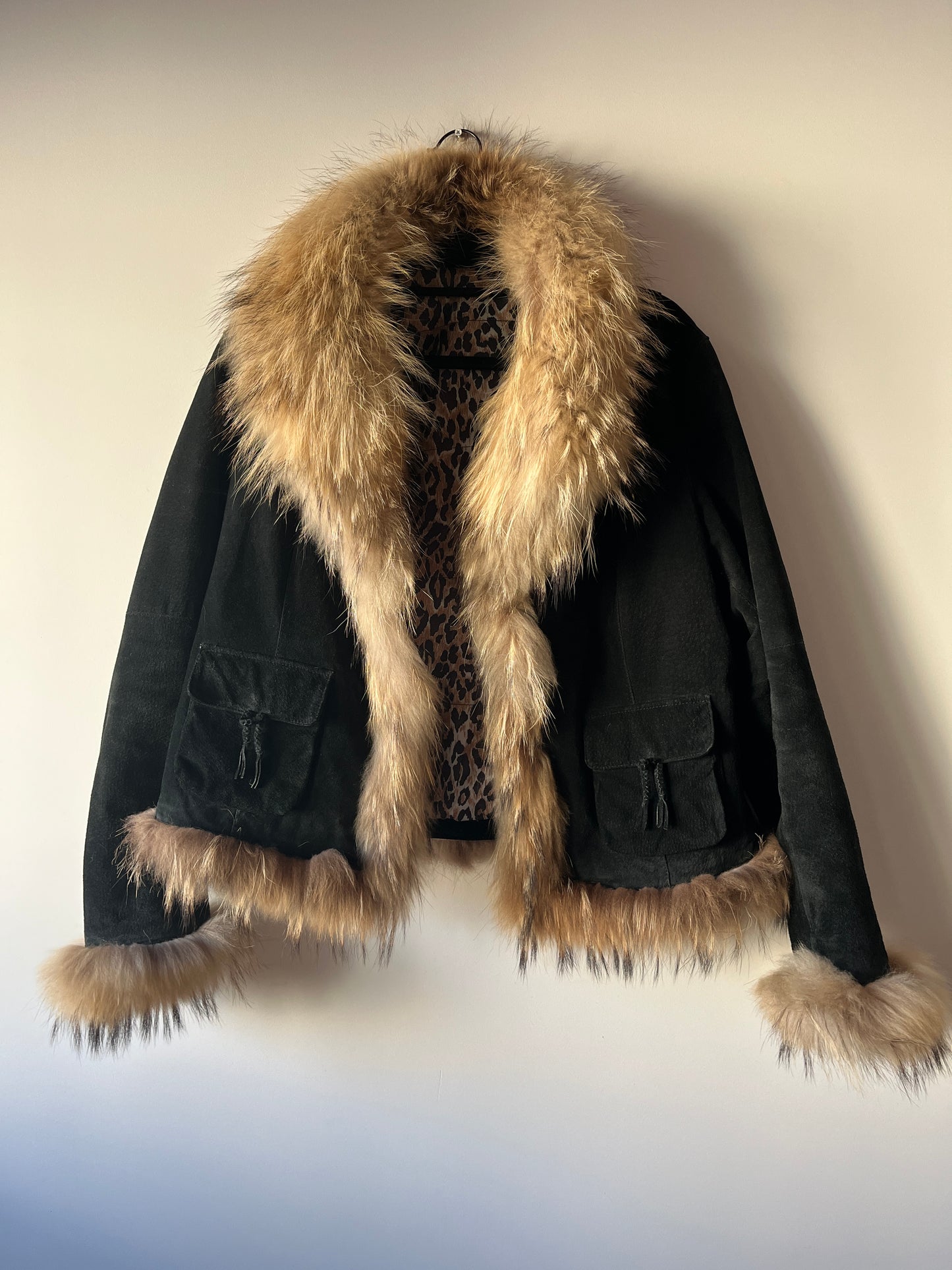 Veste en cuir noir avec bordures en fourrure