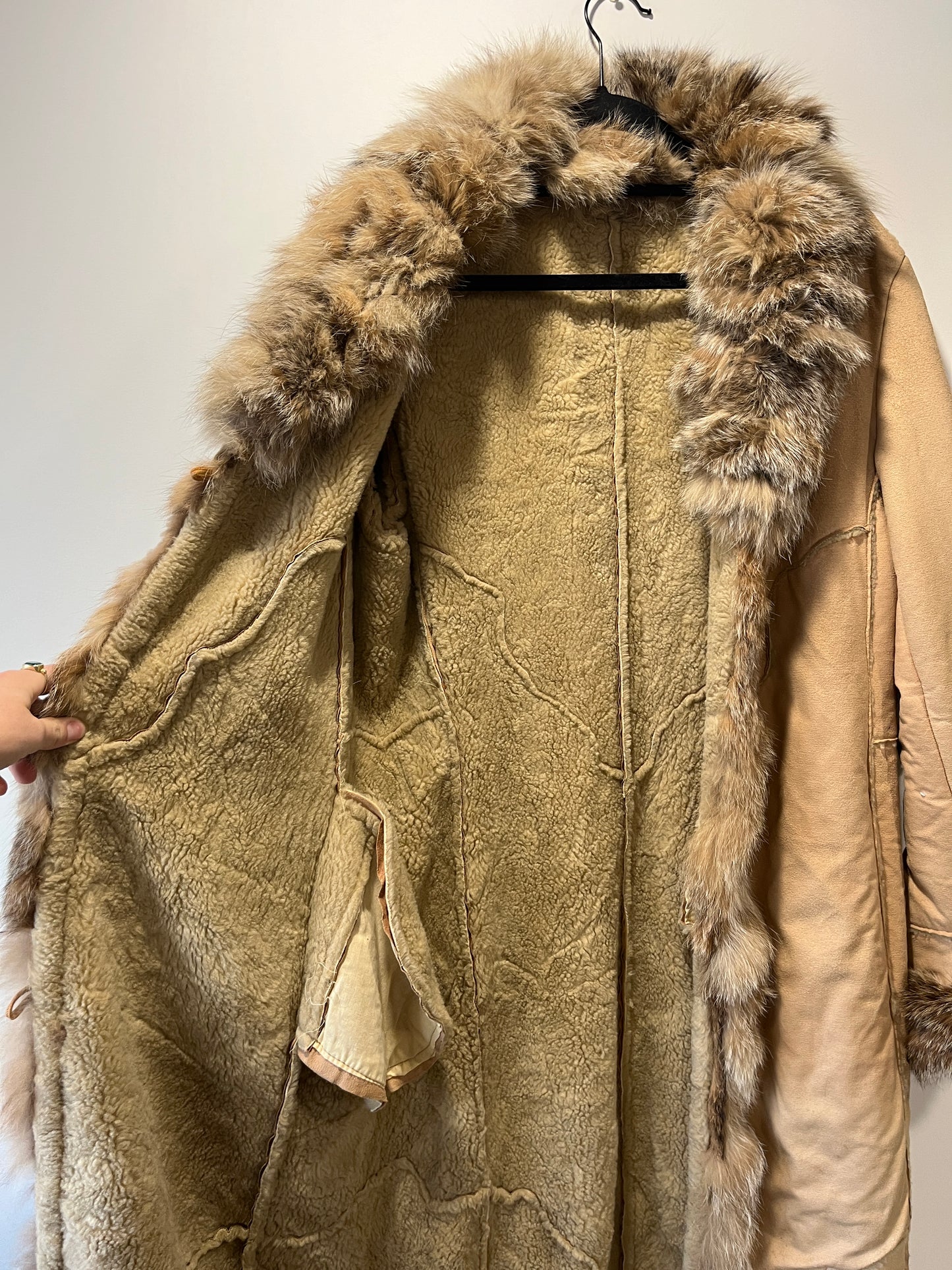 Manteau long beige avec bordures en fourrure
