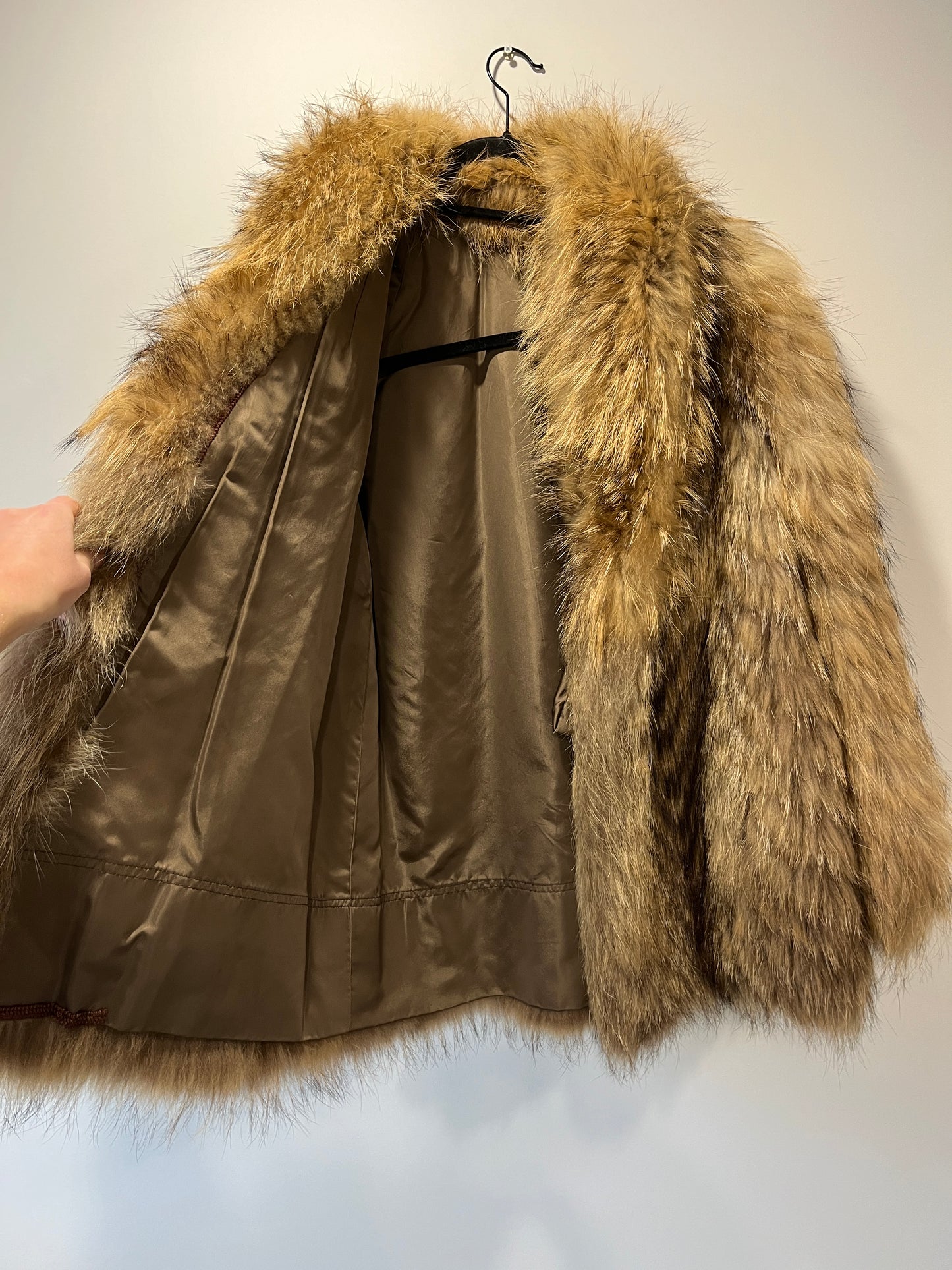 Manteau en fourrure fauve volumineuse