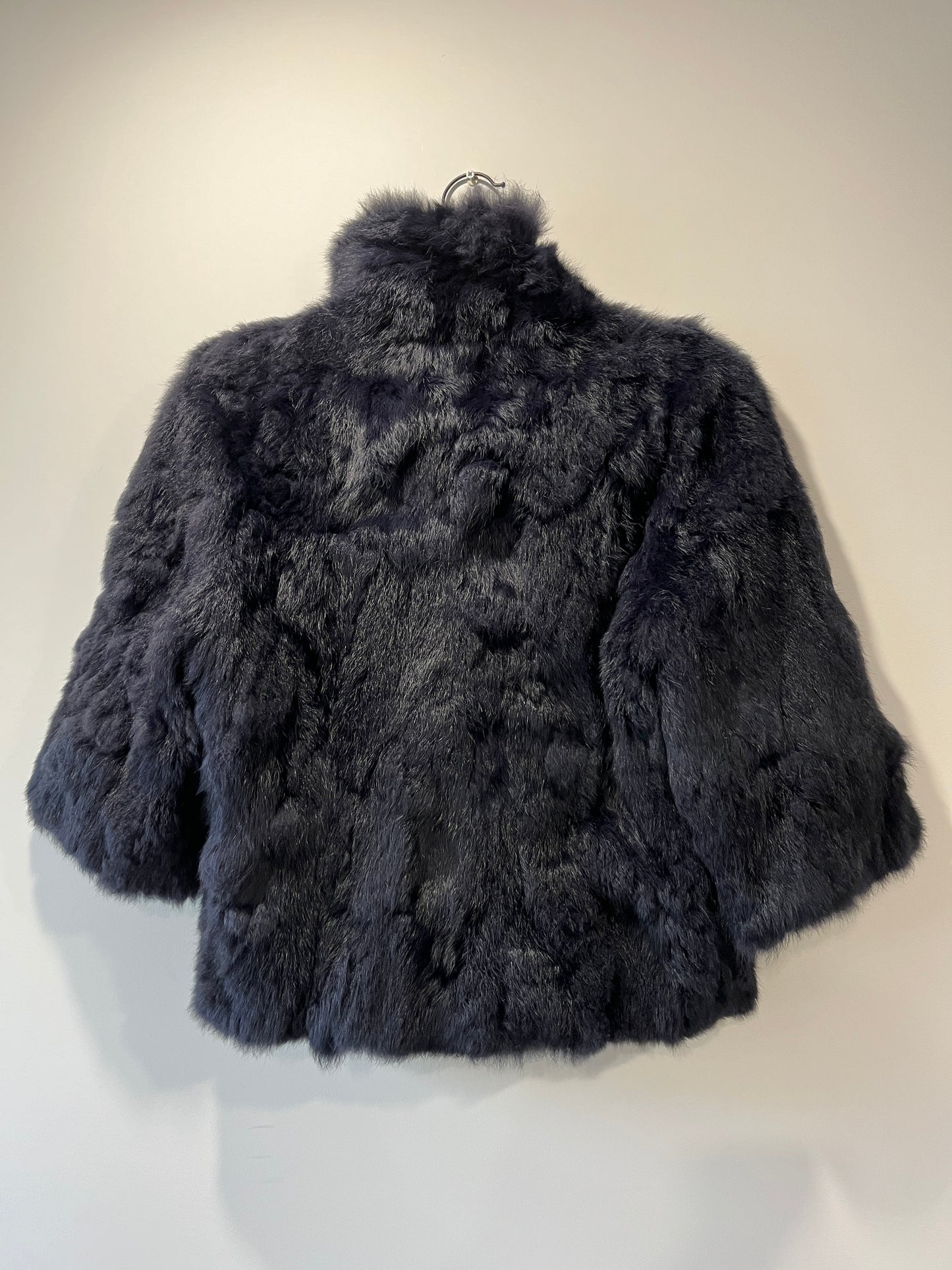 Veste en fourrure bleu nuit manches courtes