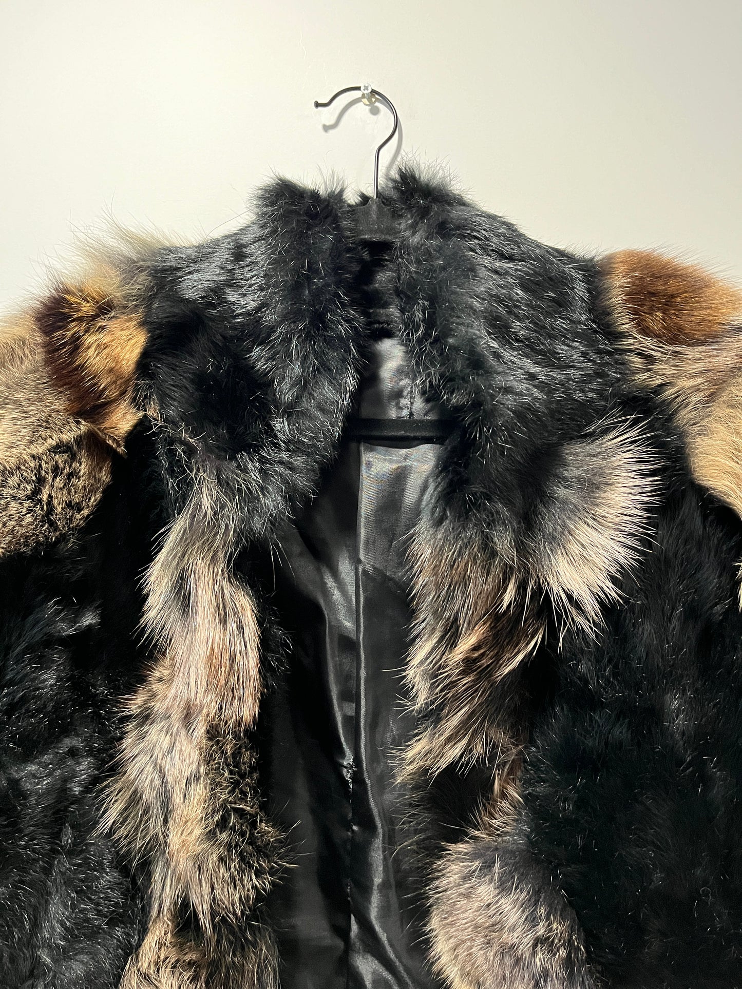 Manteau court en fourrure noir et marron