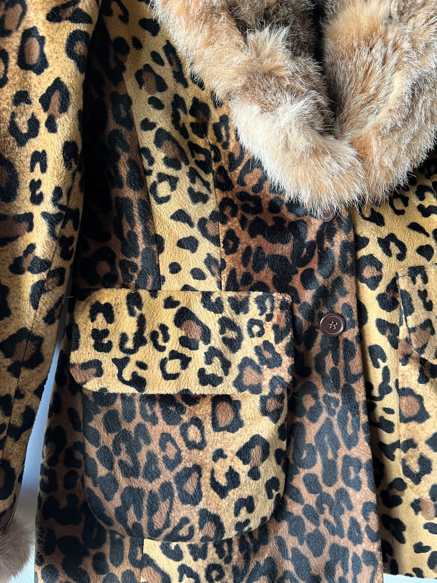 Veste imprimée léopard avec col en fourrure