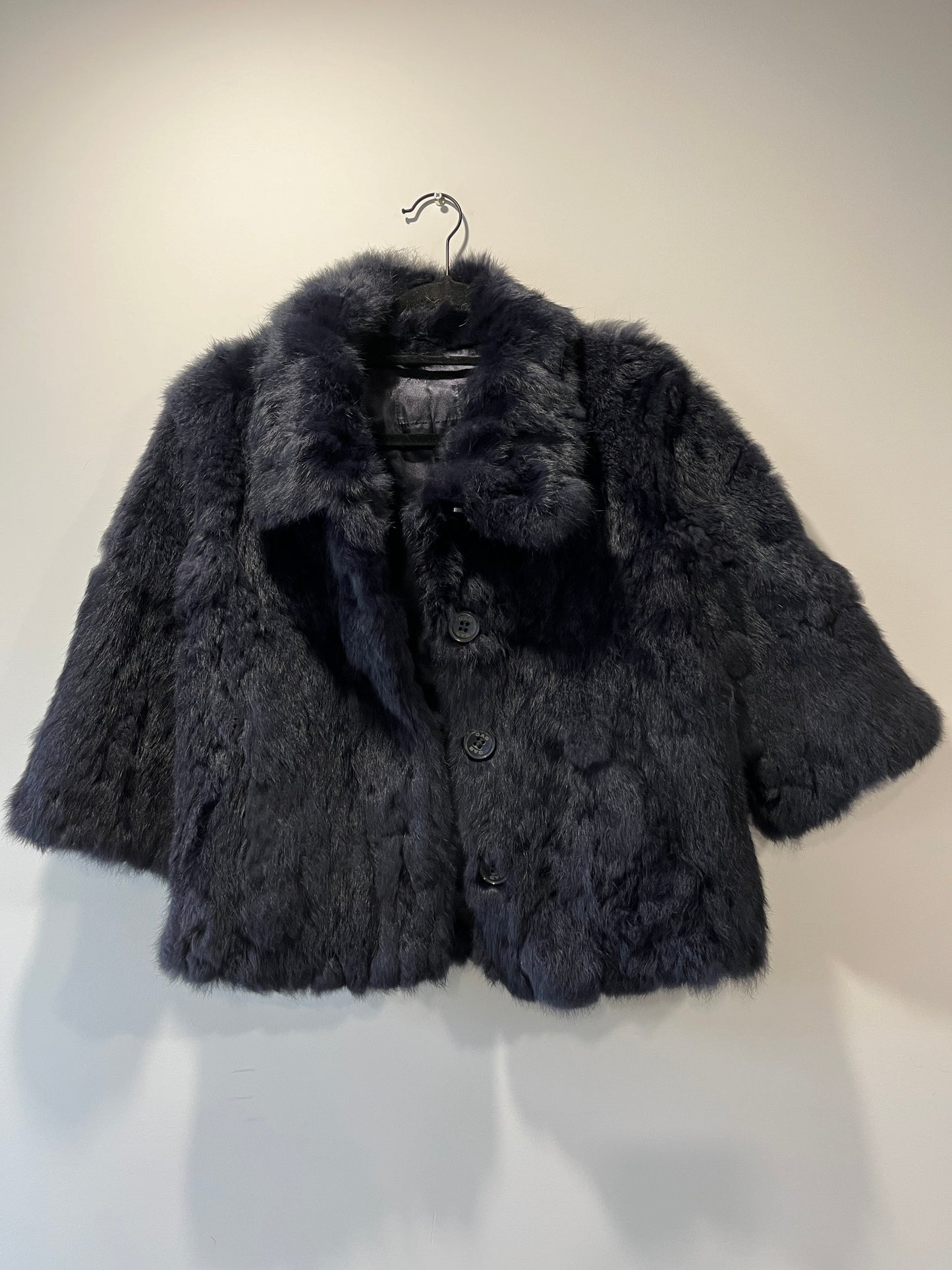 Veste en fourrure bleu nuit manches courtes