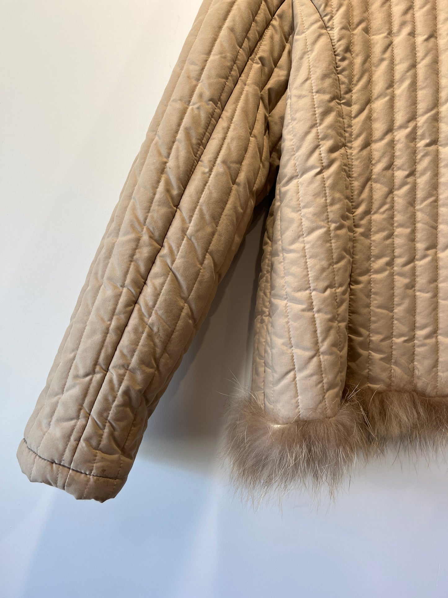 Veste matelassée beige avec bordures en fourrure