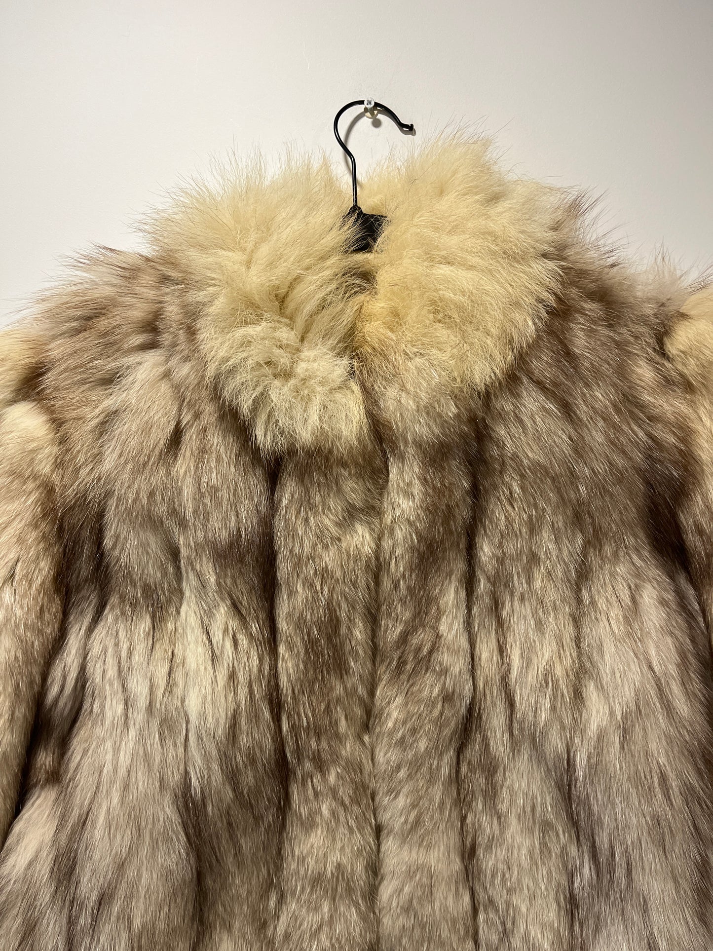 Manteau en fourrure galonné blanc