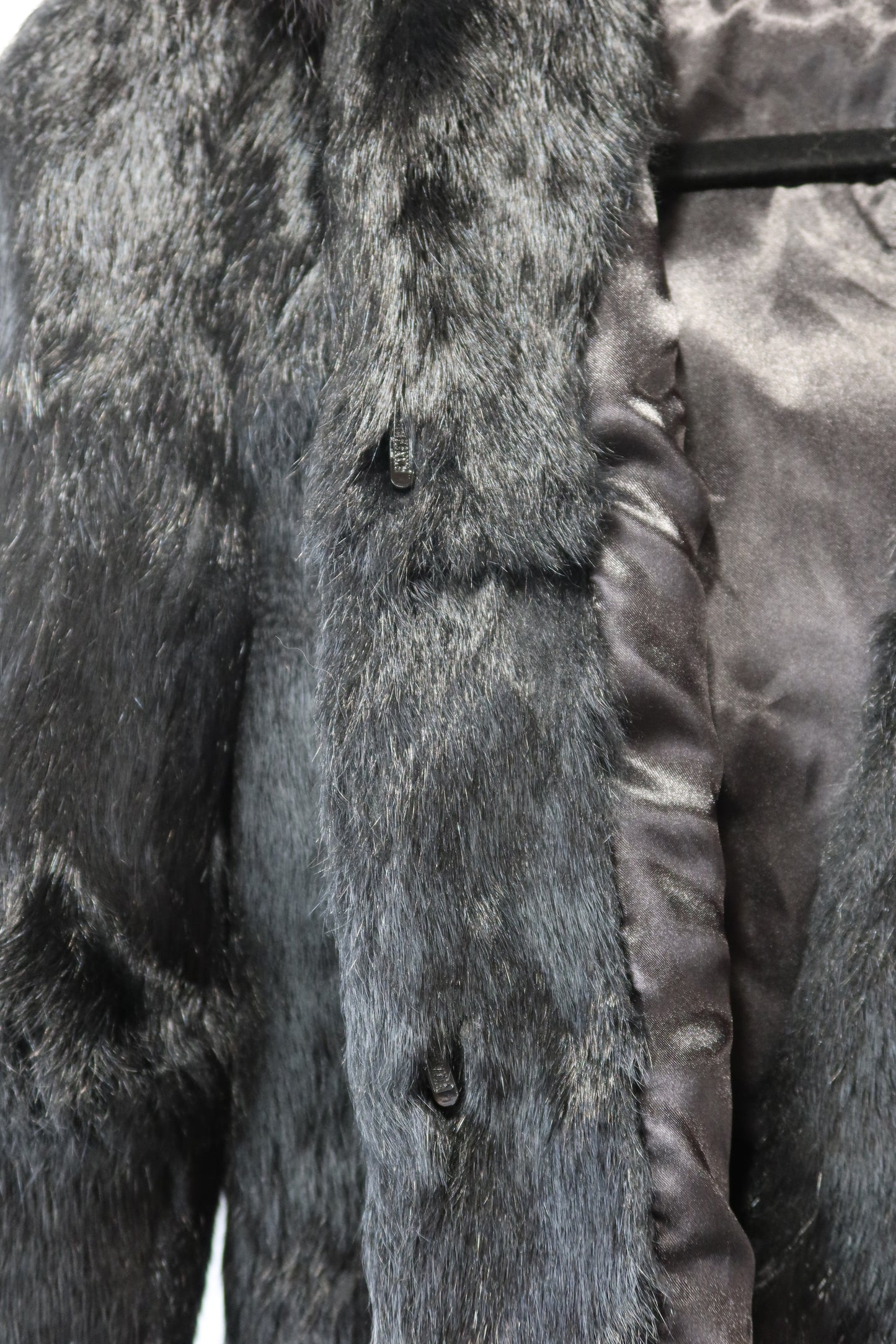Veste à capuche courte en fourrure noire