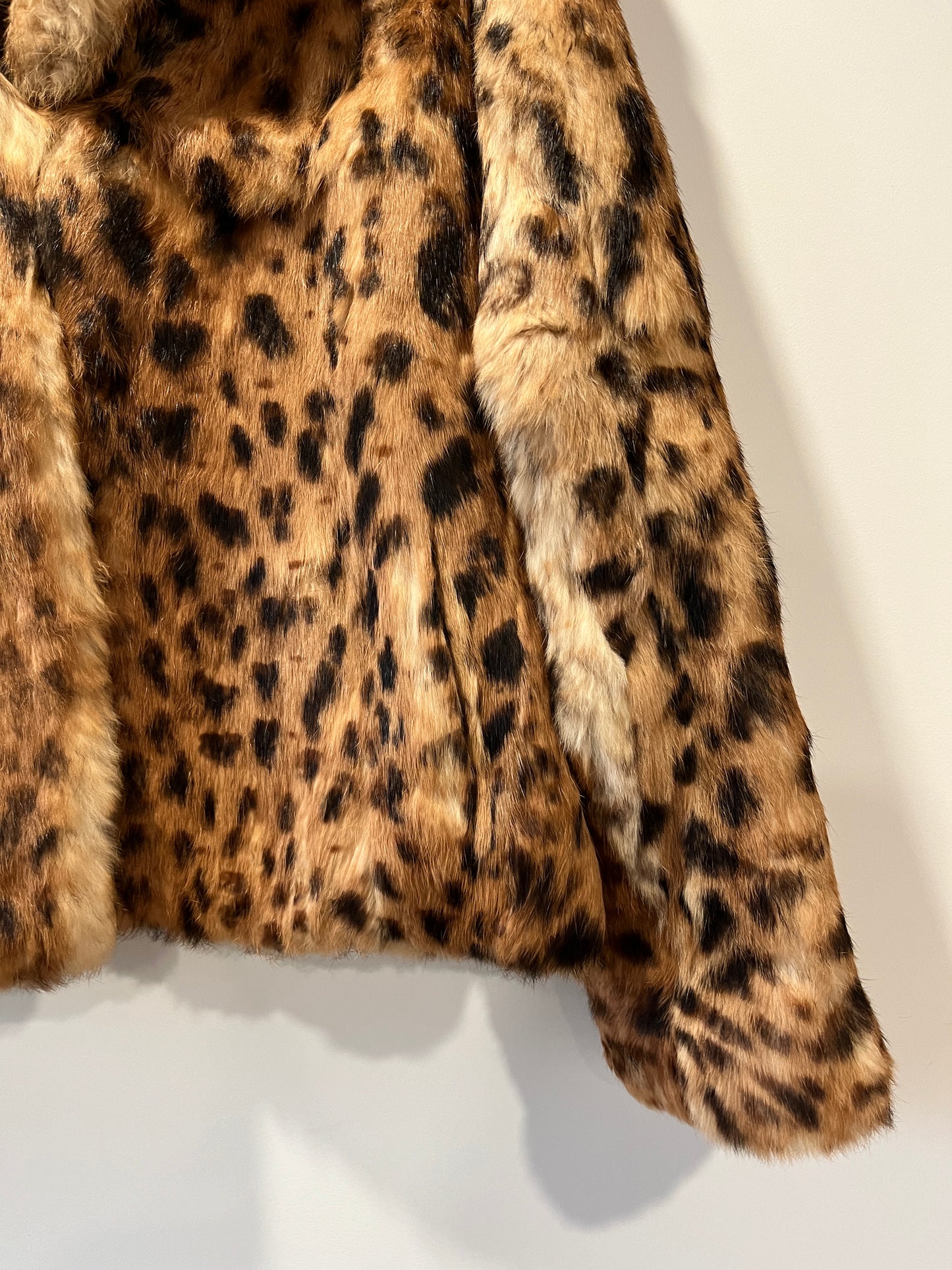 Veste en fourrure imprimée léopard