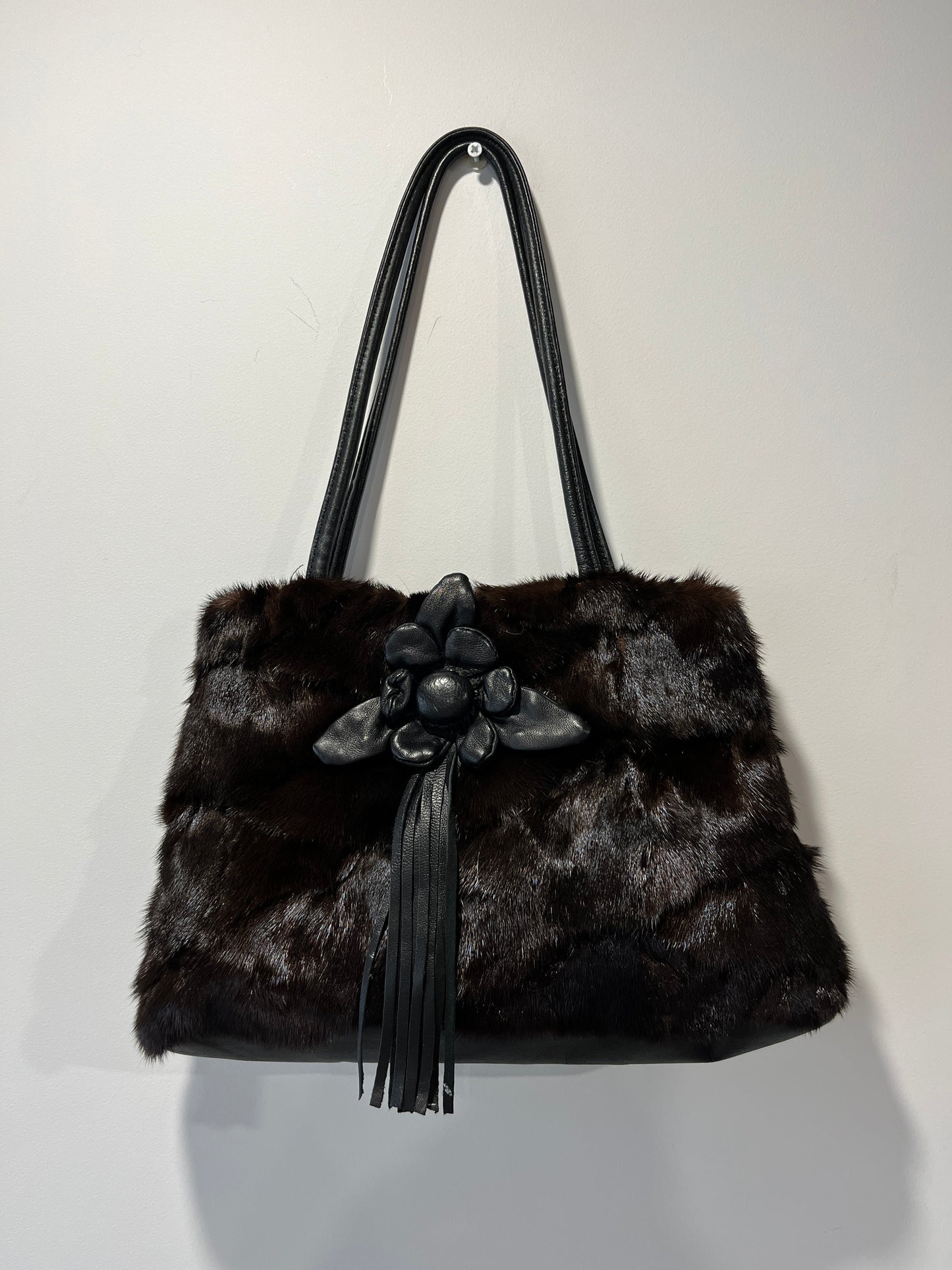 Sac en fourrure marron et fleur en cuir