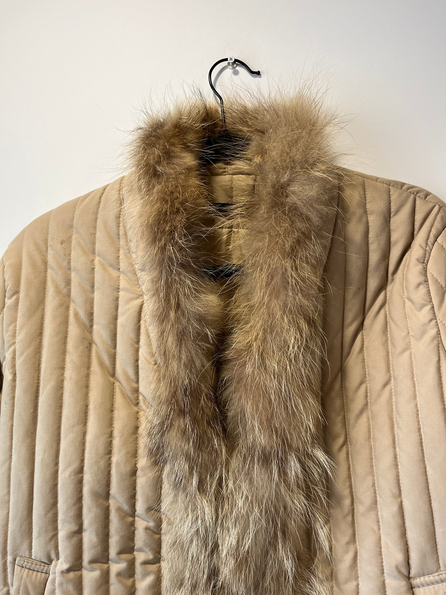 Veste matelassée beige avec bordures en fourrure
