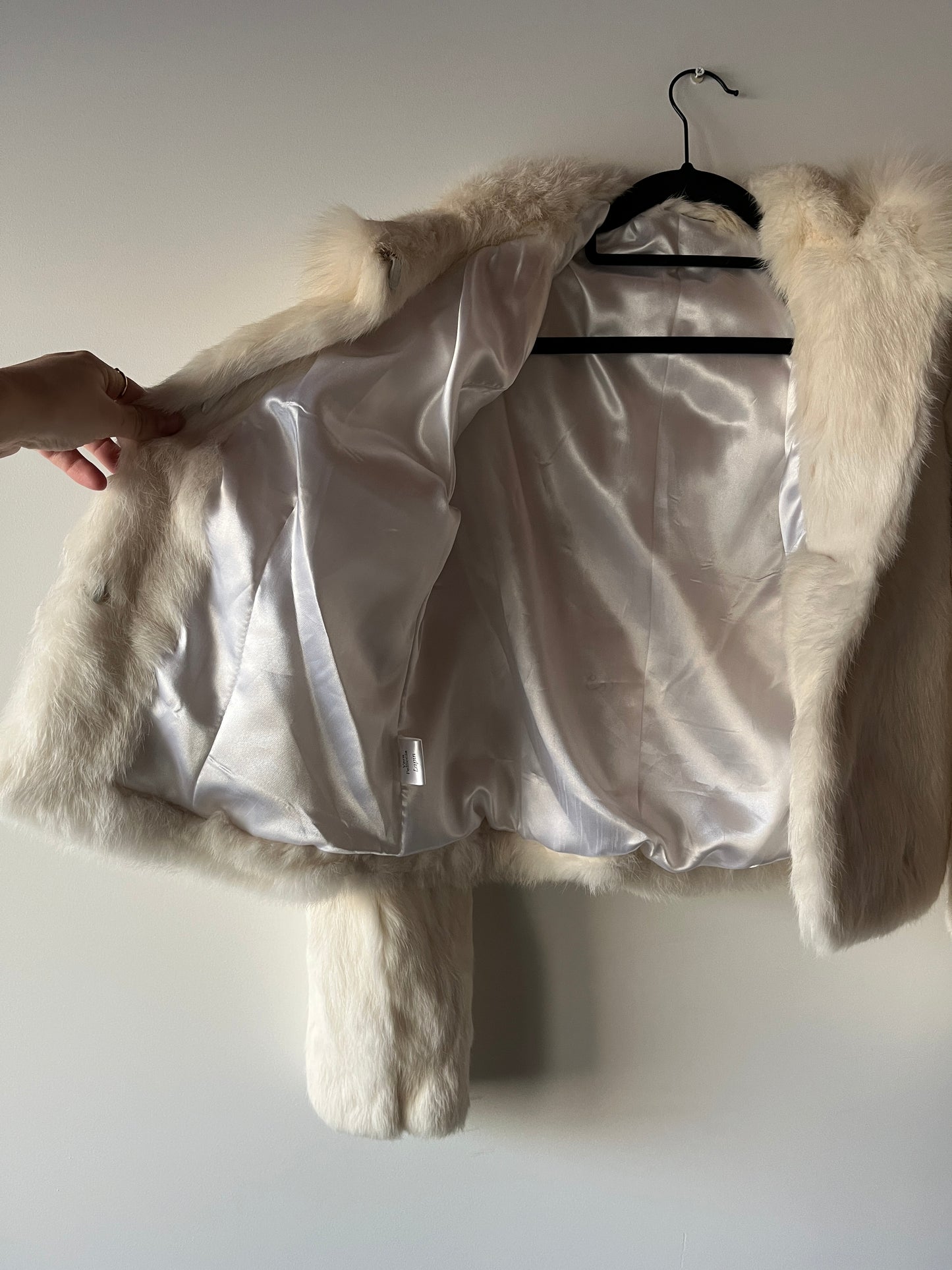 Veste à capuche courte en fourrure blanche