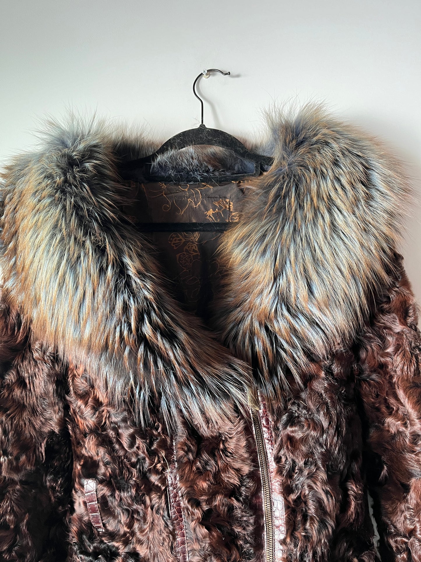 Veste en fourrure marron et col à reflets bleus