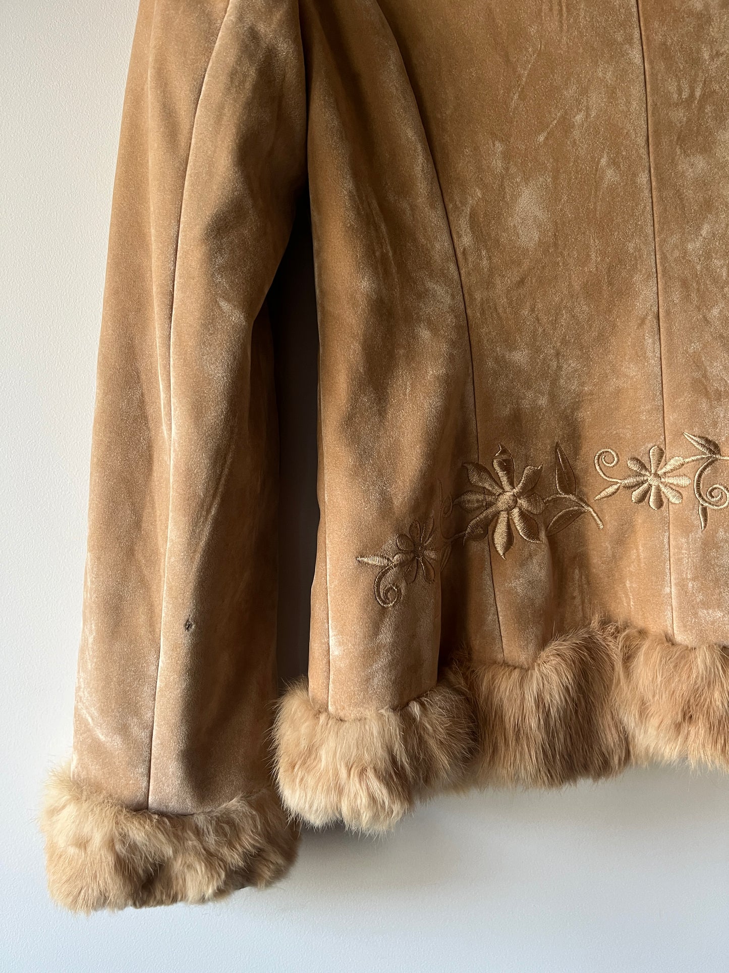 Veste en peau retournée beige et bordures en fourrure