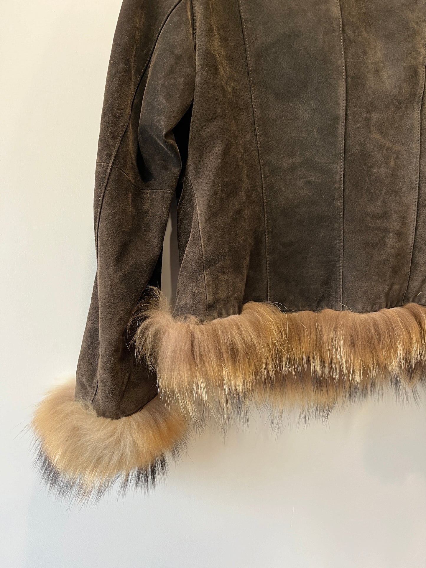 Veste en cuir avec bordures en fourrure