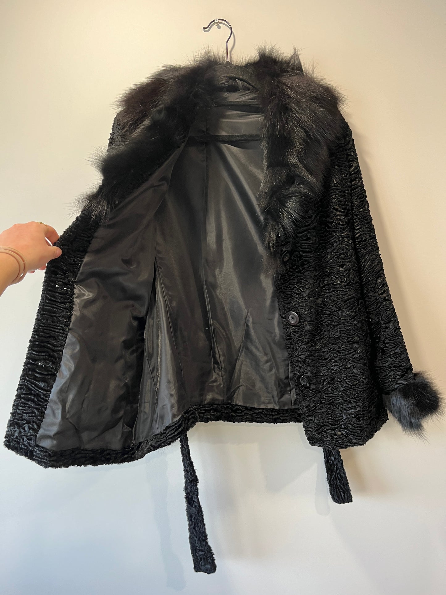 Veste noire avec bordures en fourrure