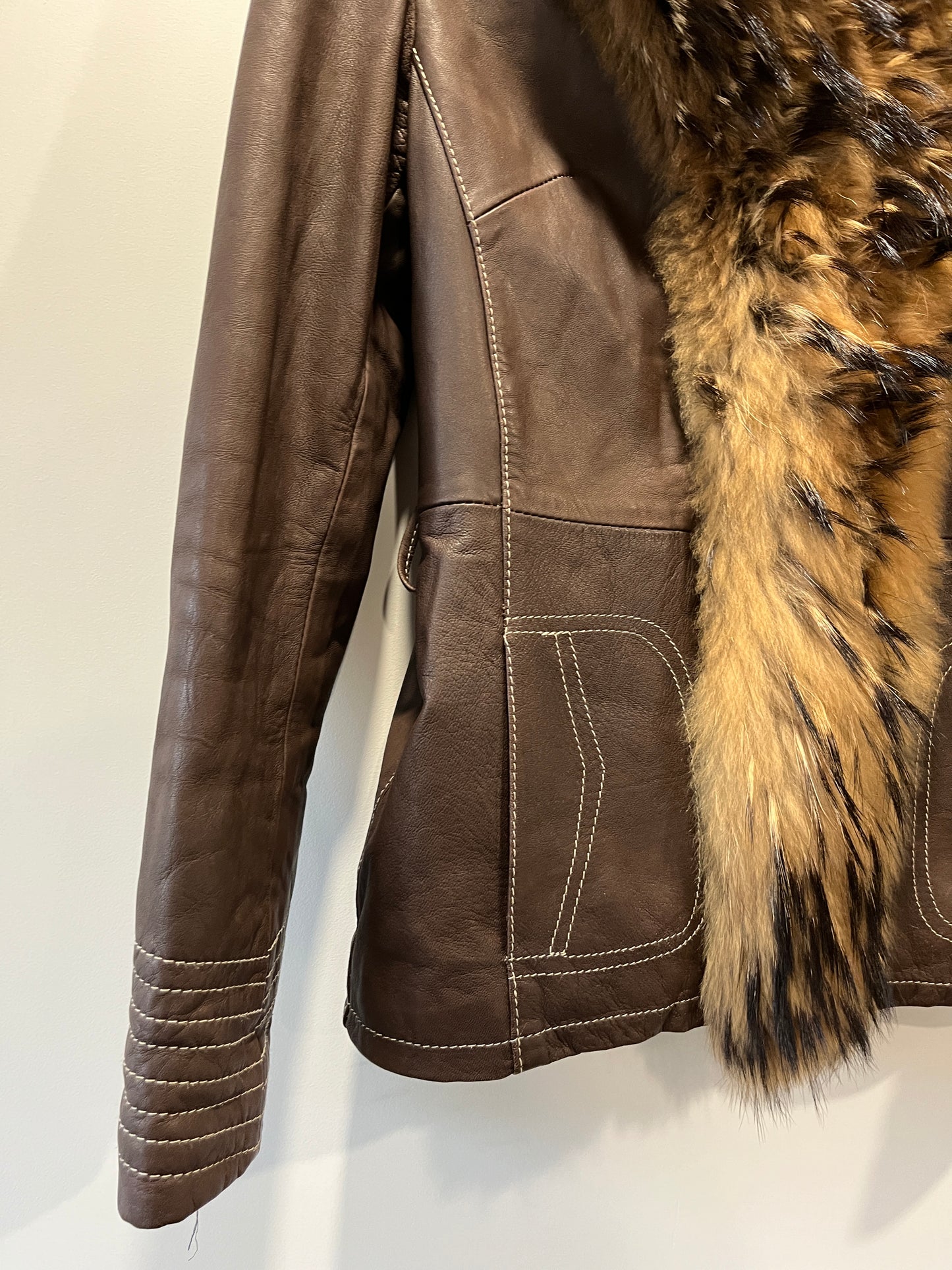 Veste en cuir marron et bordures en fourrure
