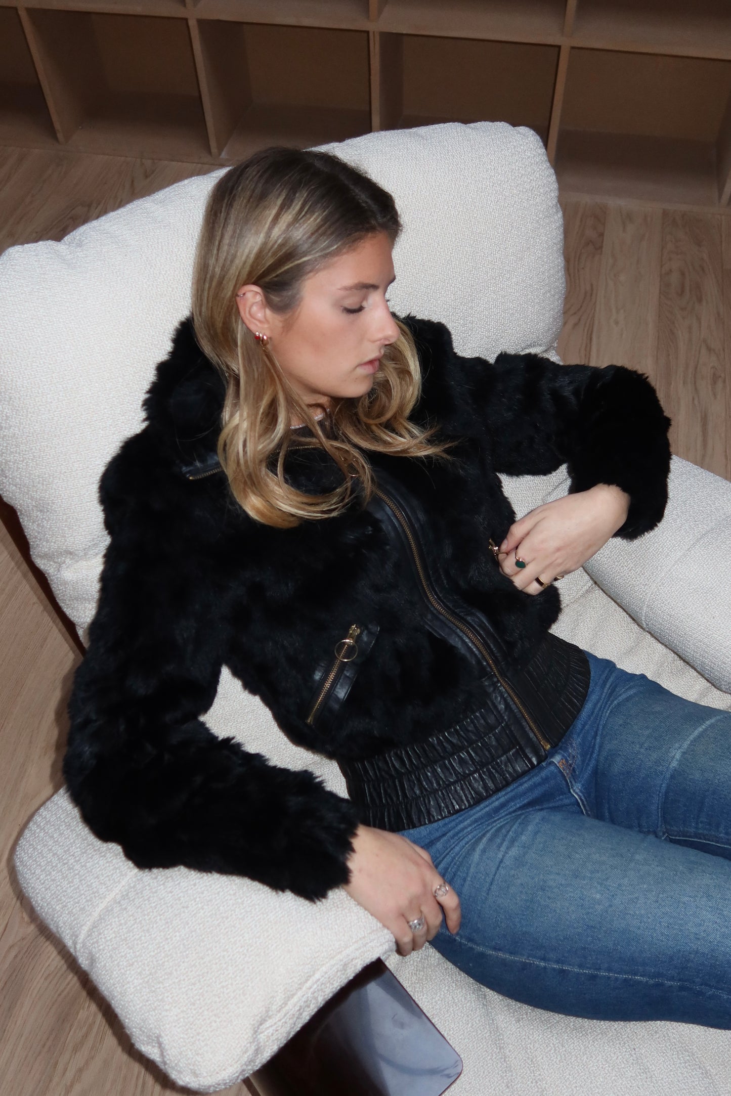 Veste courte noire en fourrure et cuir