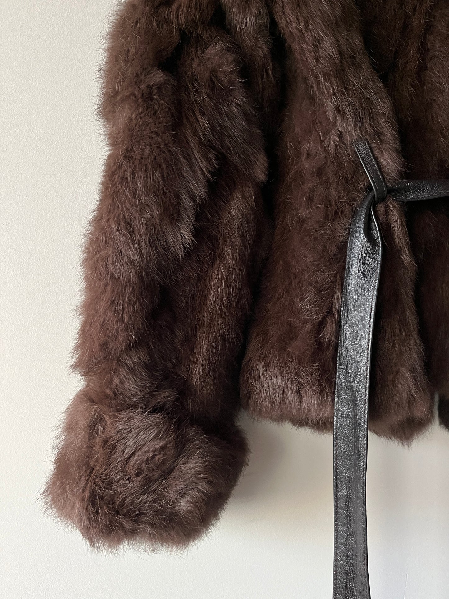 Manteau en fourrure marron ceinturé