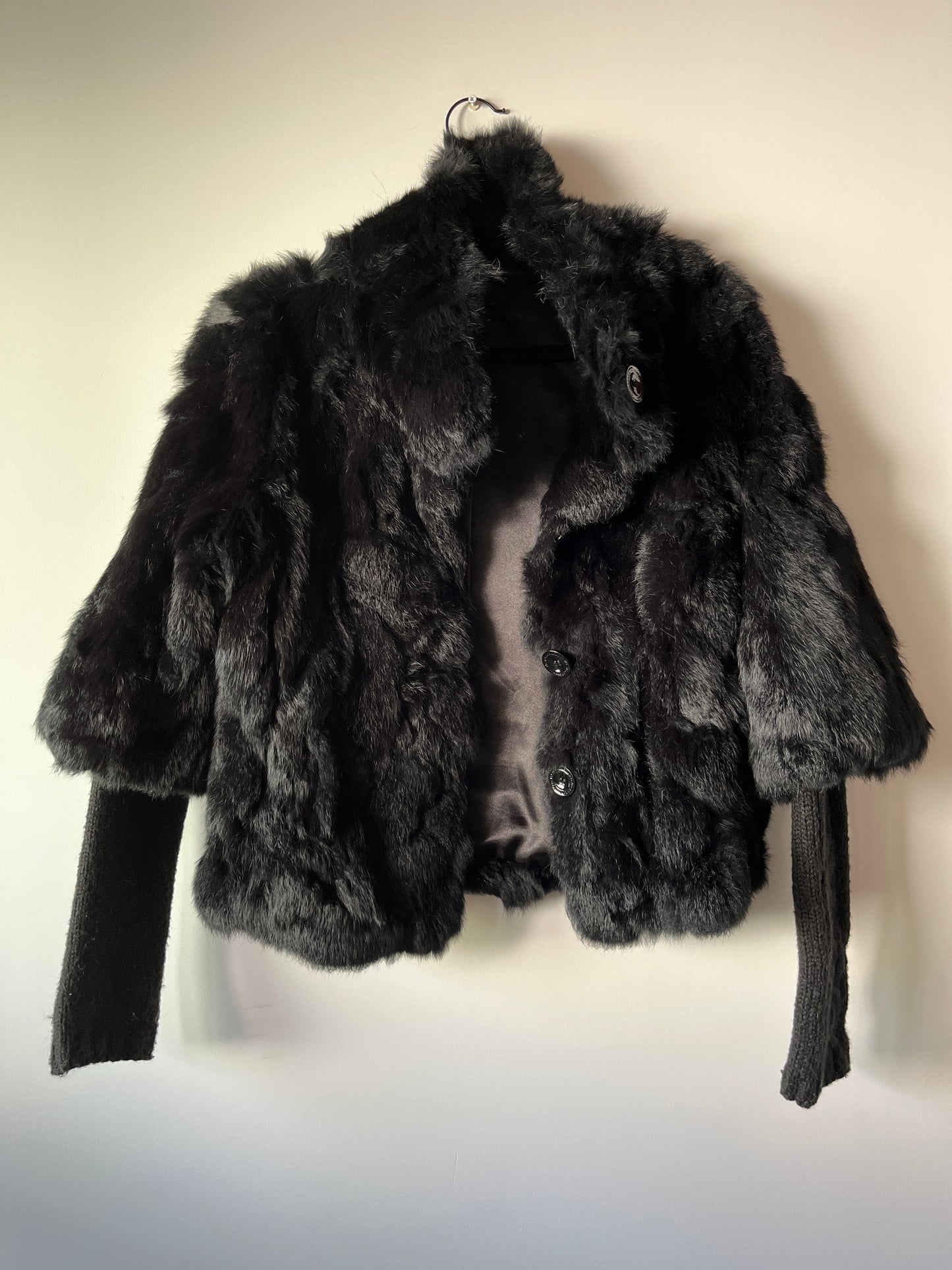 Veste en fourrure noire avec manches cousues