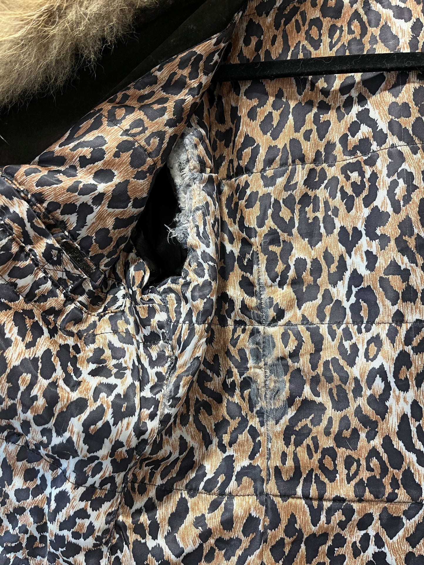 Veste en cuir marron avec bordures en fourrure beige