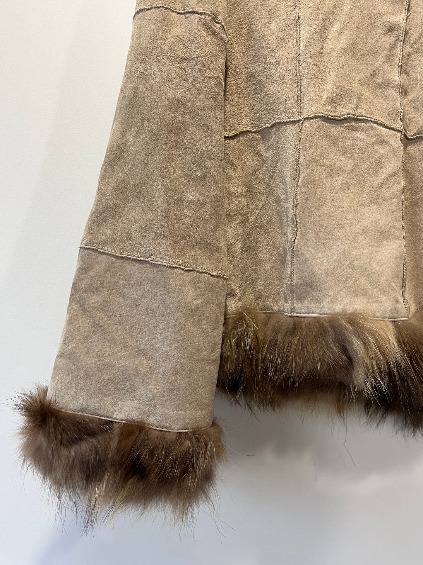 Veste en cuir beige avec bordures en fourrure