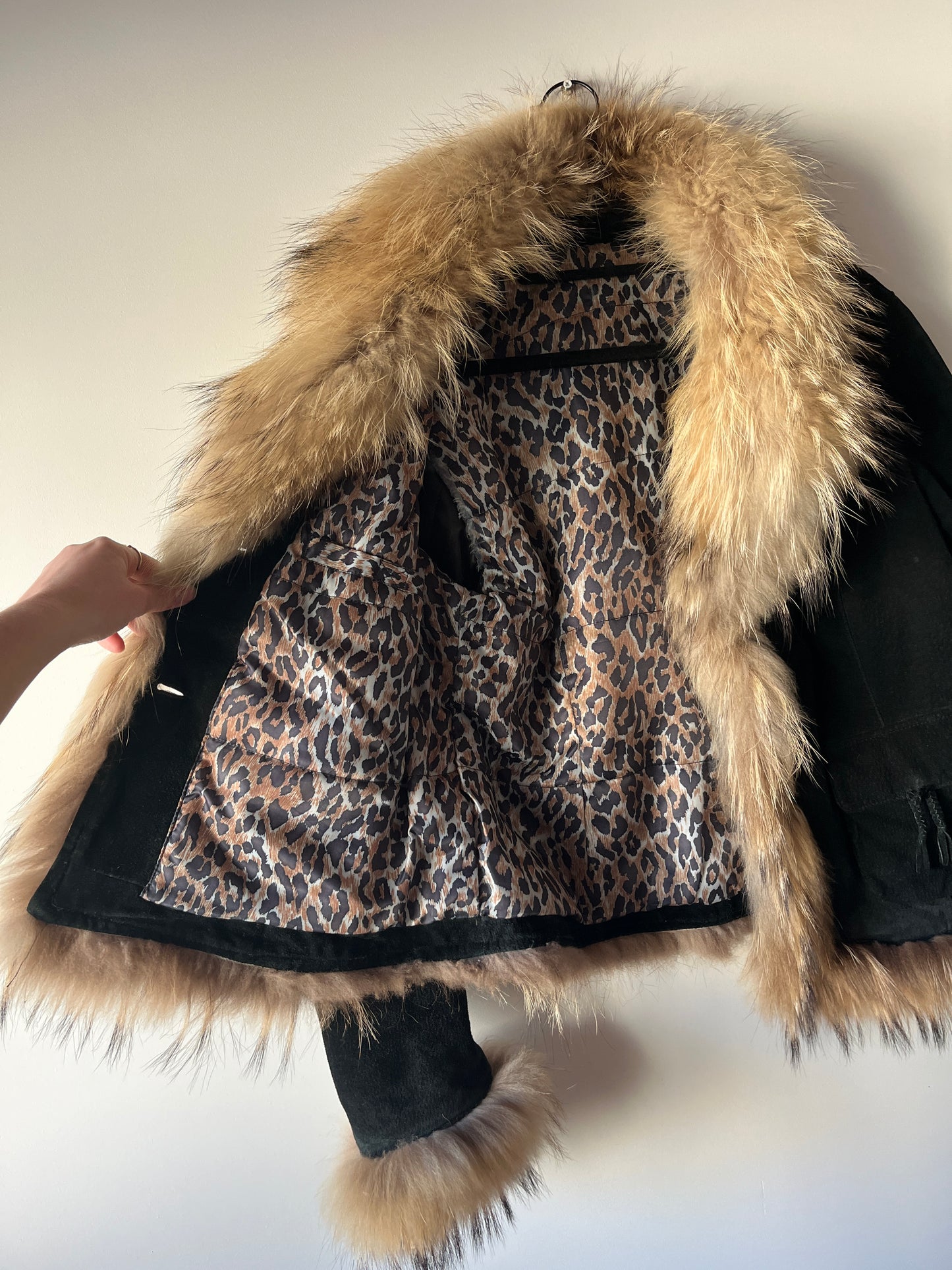 Veste en cuir noir avec bordures en fourrure