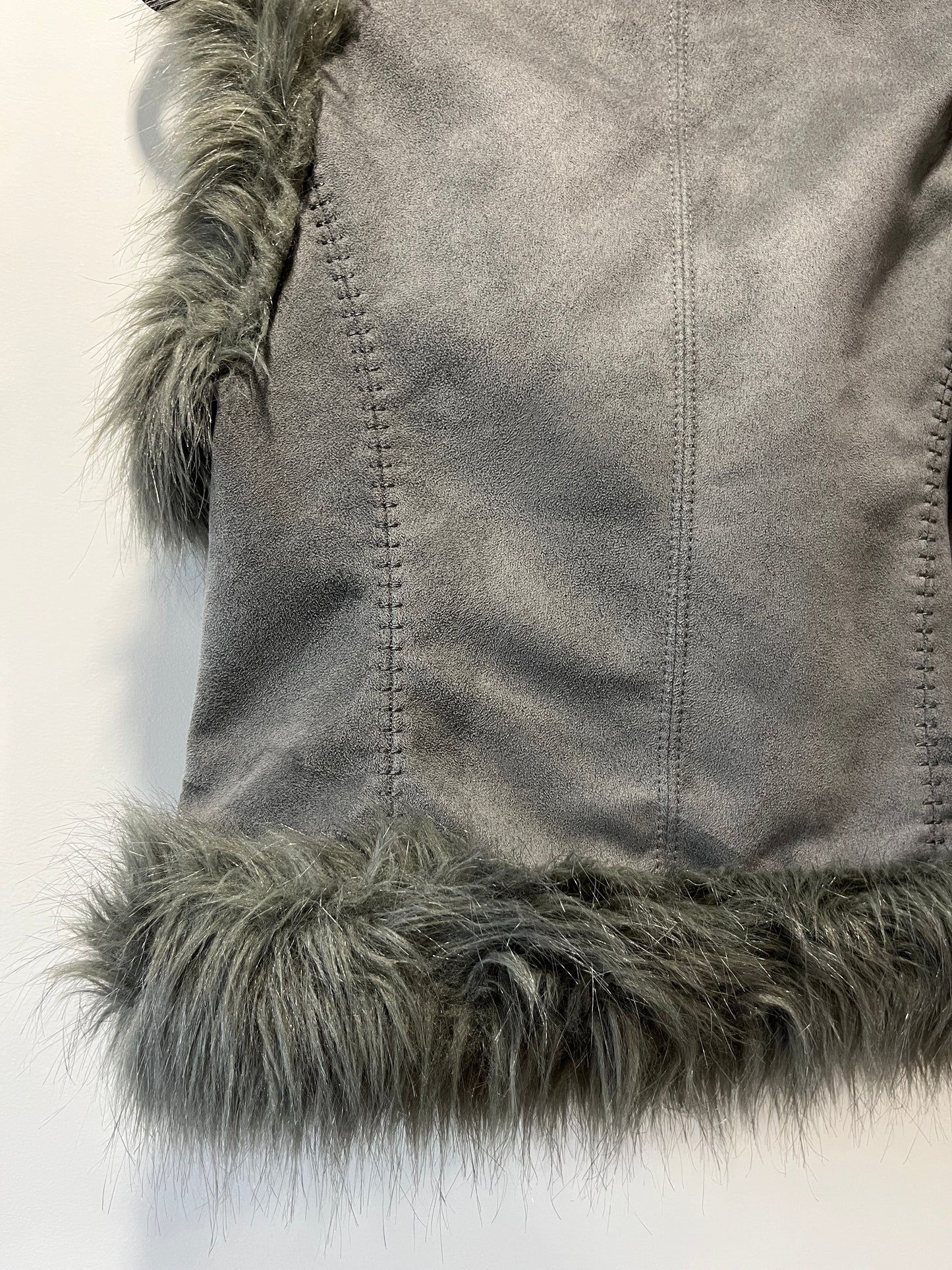 Gilet gris avec bordures en fausse fourrure