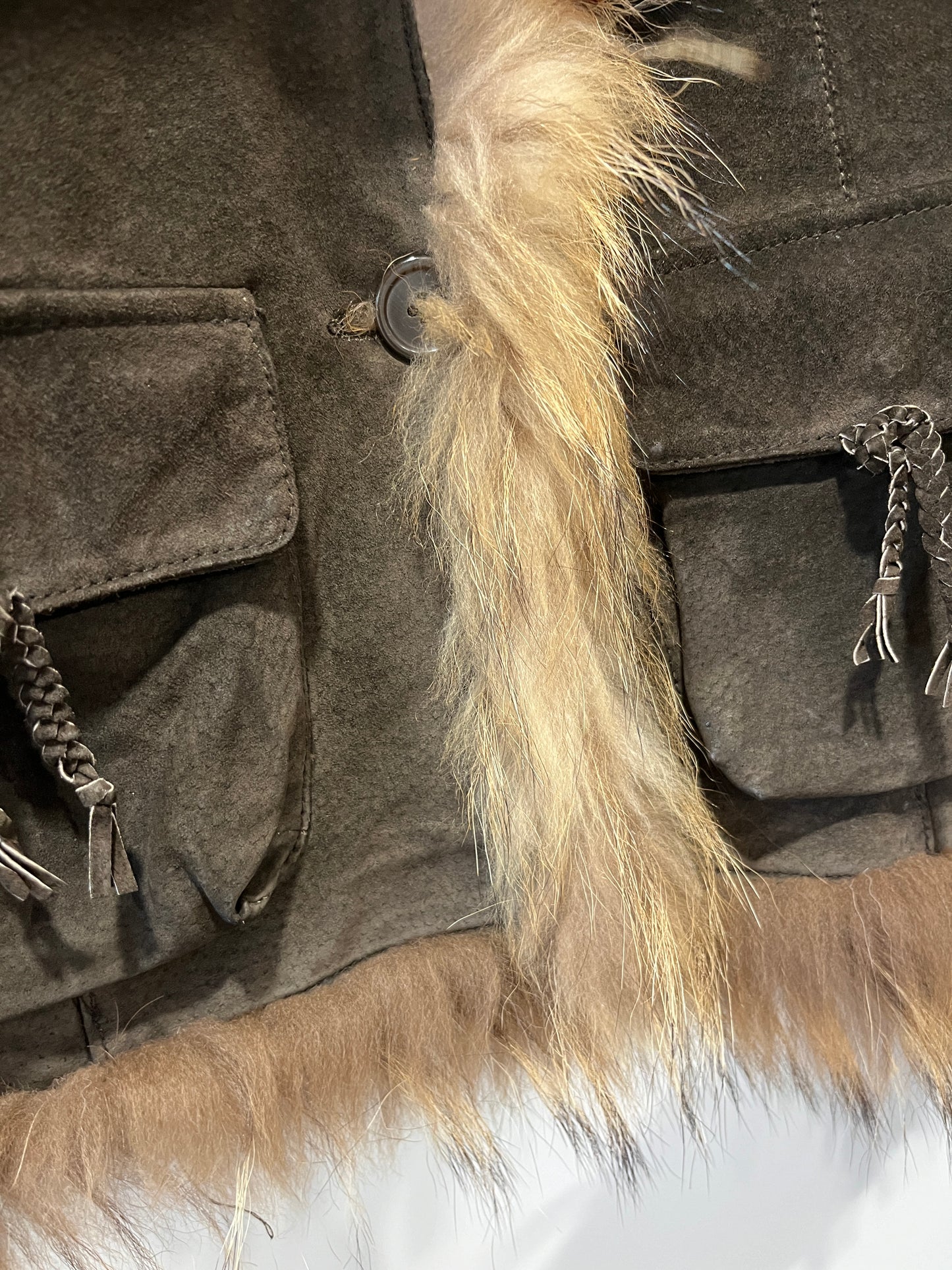 Veste en cuir marron avec bordures en fourrure beige