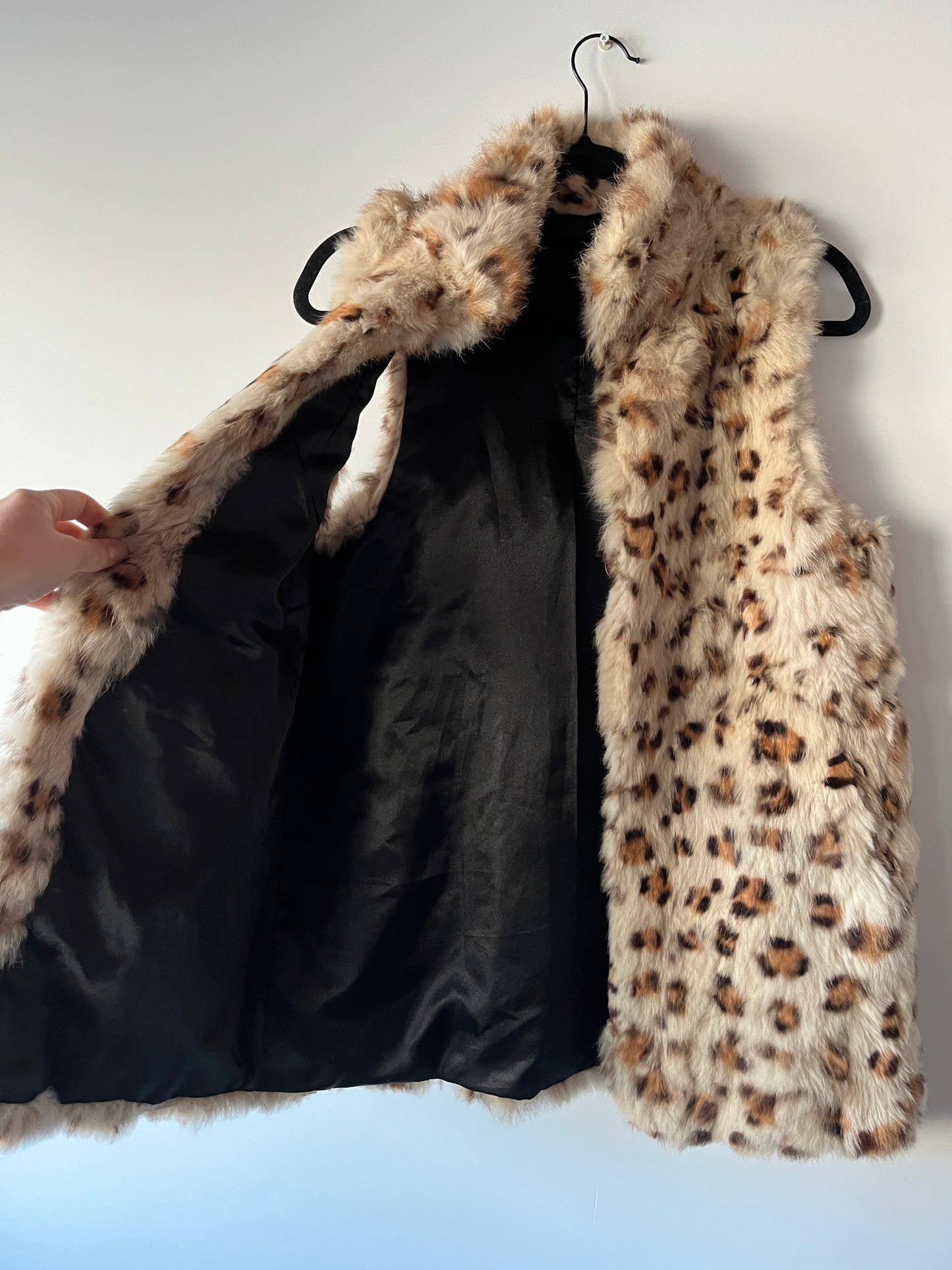 Gilet sans manches en fourrure imprimée léopard